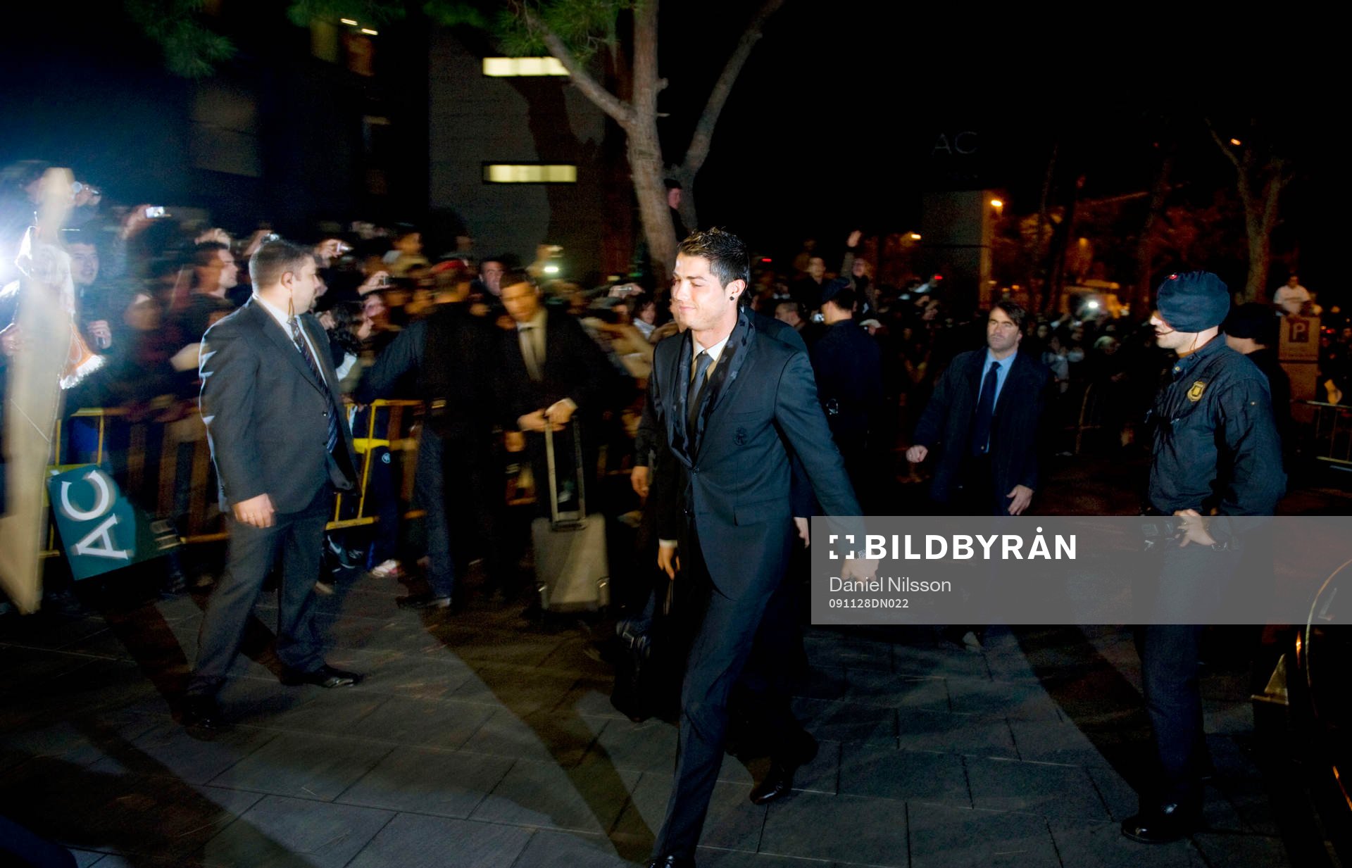  Real Madrid spelare anländer till hotellet i Barcelona. Cristiano Ronaldo sprang snabbt förbi och stannade inte för att skriva några autografer. 
