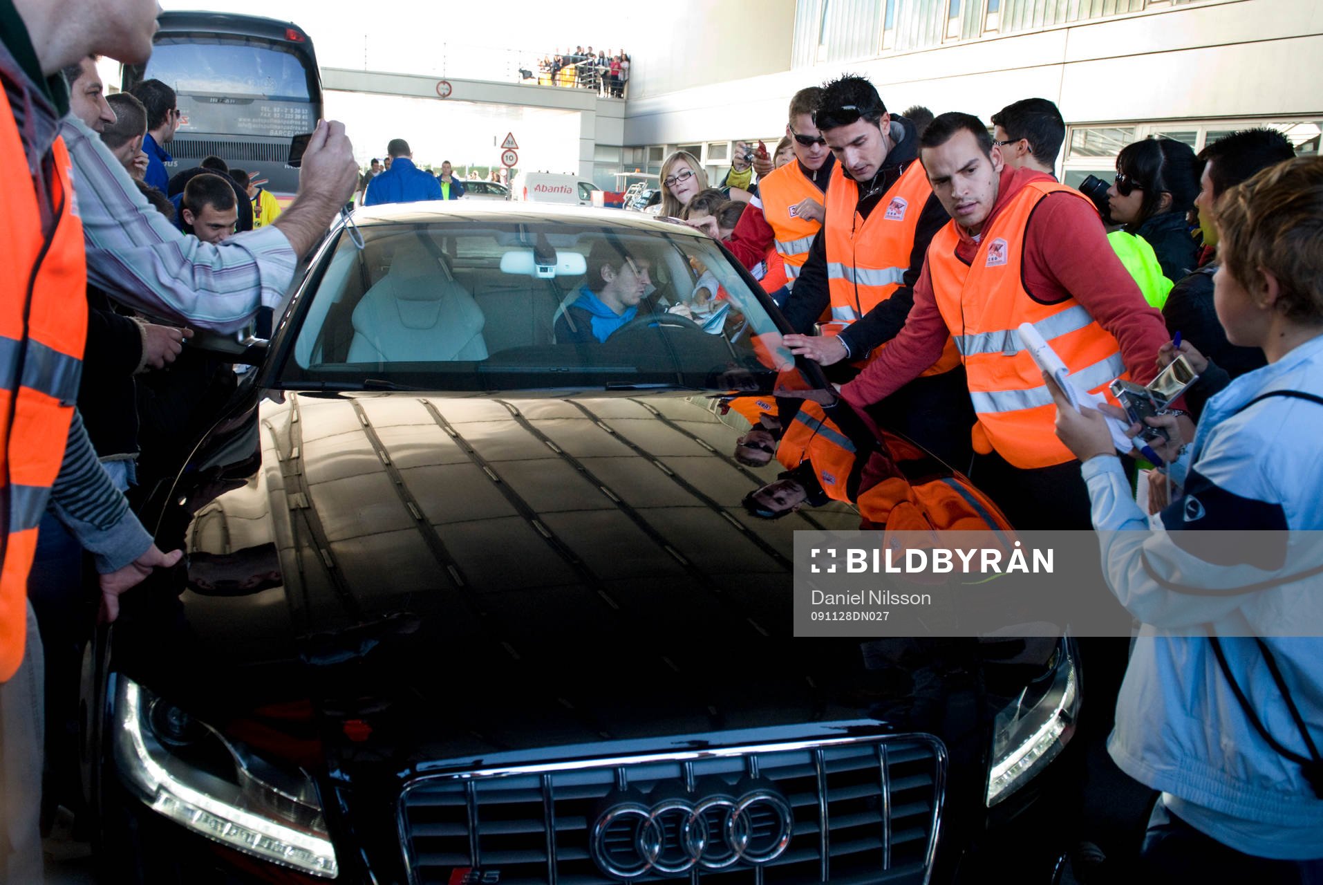 Lionel Messi på väg ut från träningsanläggningen och stoppas av en massa supporters som vill ha autograf.