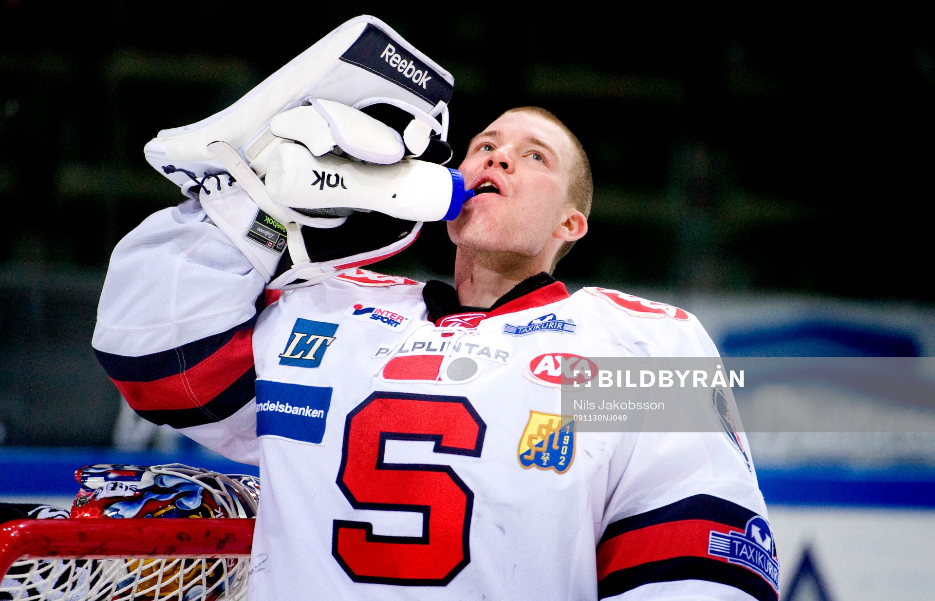 Pontus Sjögren, målvakt, dricker vatten