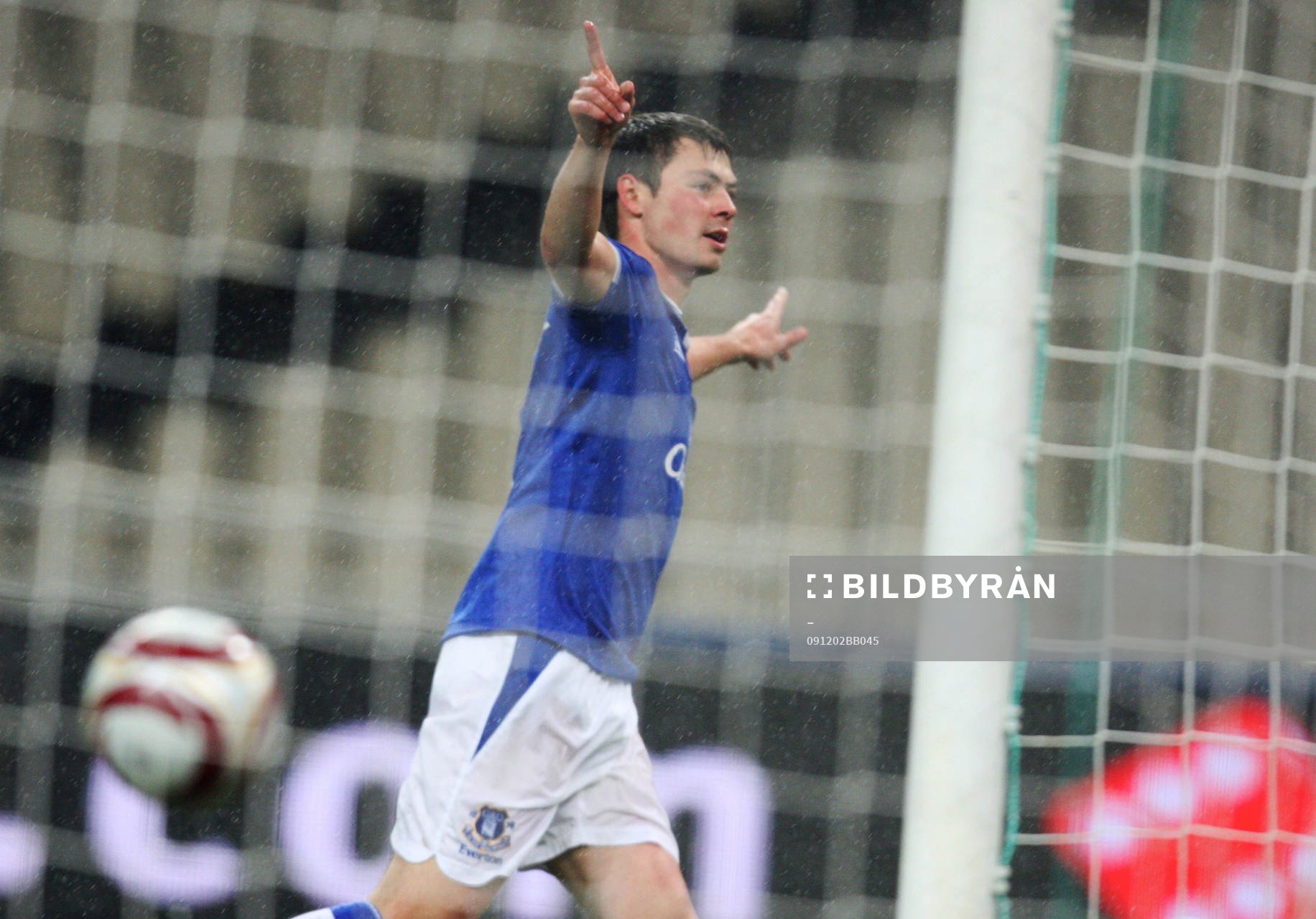  Diniyar Bilyaletdinov, glädje, jubel efter första målet för Everton.