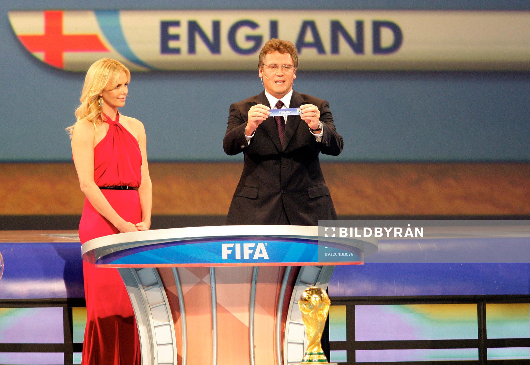 England dras av Jerome Valcke, genrealsekreterare, FIFA.