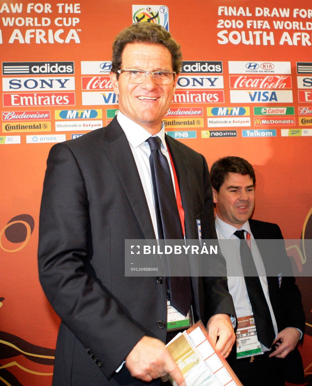 En glad Fabio Capello, tränare, England