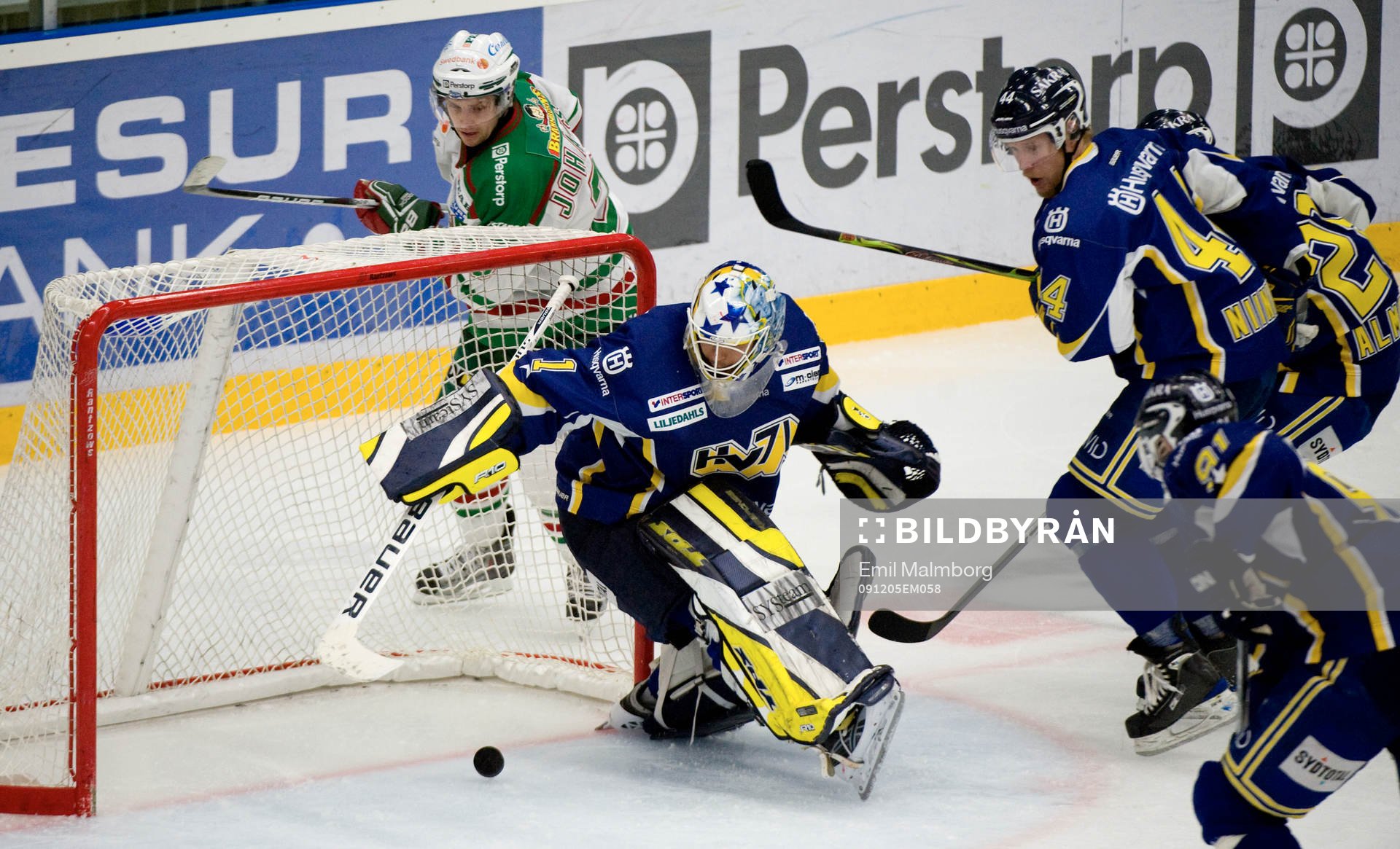 Pucken dansar framför Stefan Liv, målvakt, HV71s öppna