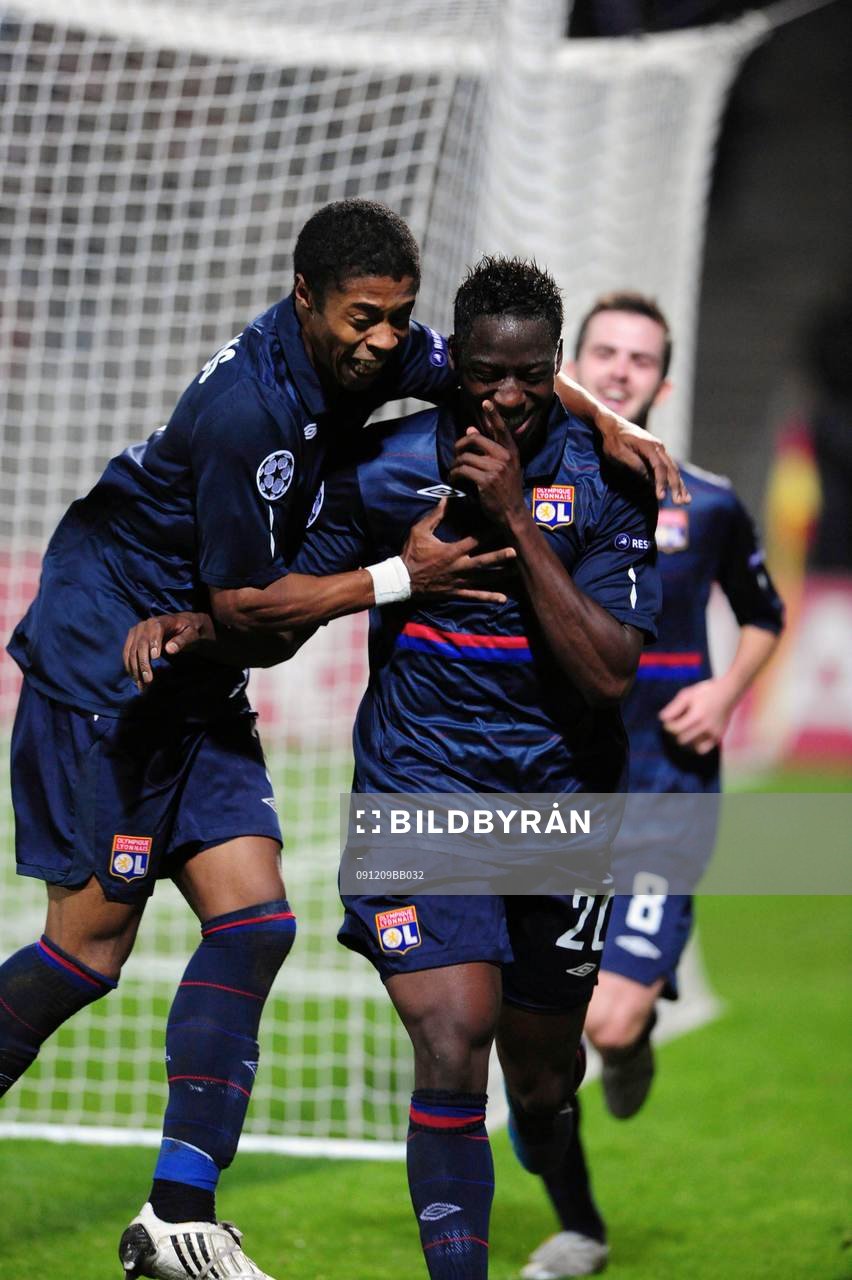  Aly Cissokho och Michel Bastos, Lyon, glädje, jubel. 