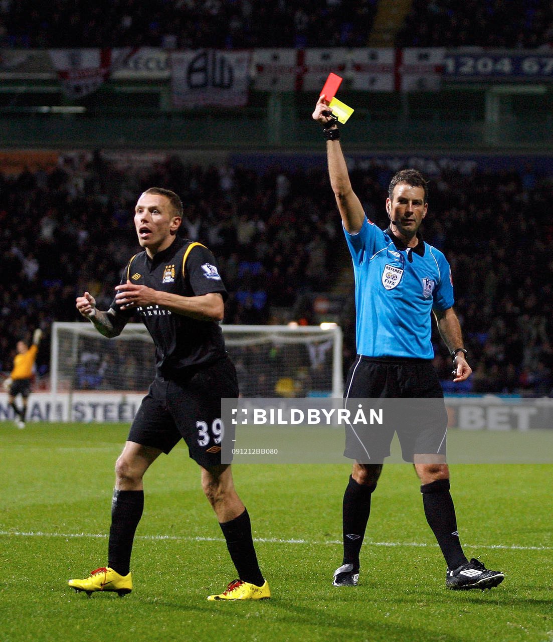 Mark Clattenburg, domare ger Craig Bellamy, Manchester