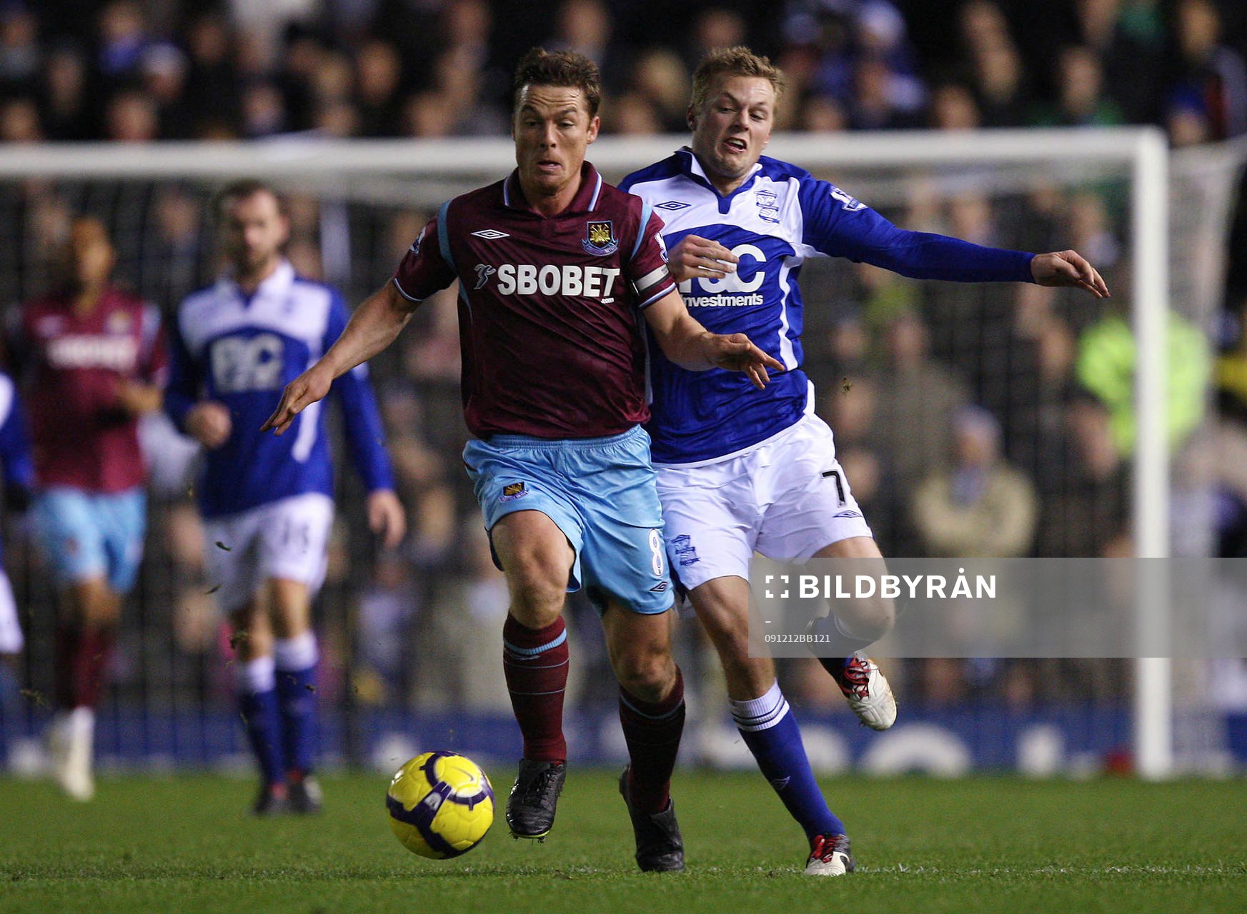 Sebastian Larsson, Birmingham, tacklar Scott Parker, West