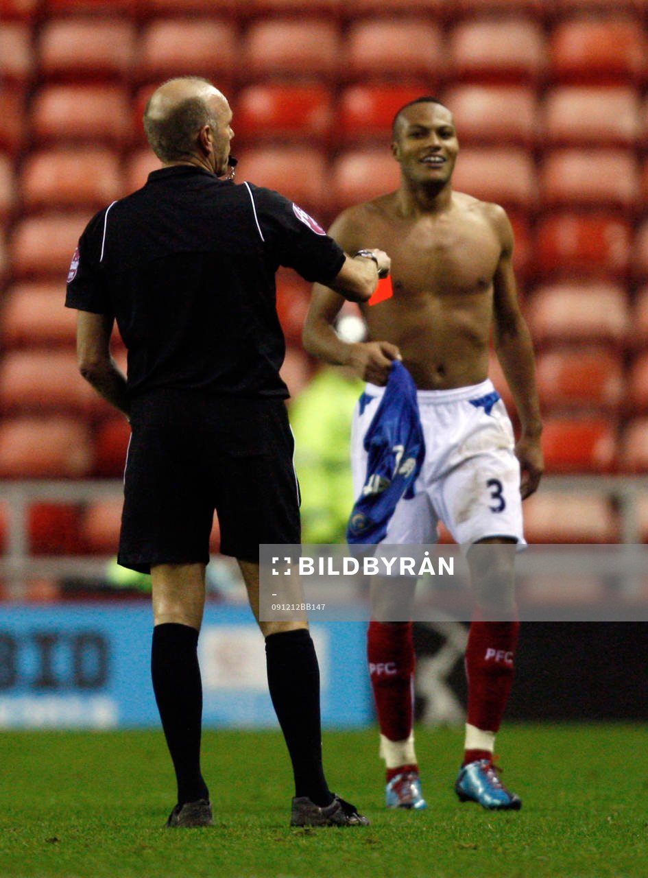 Steve Bennett, domare, ger Younes Kaboul, Portsmouth, rött