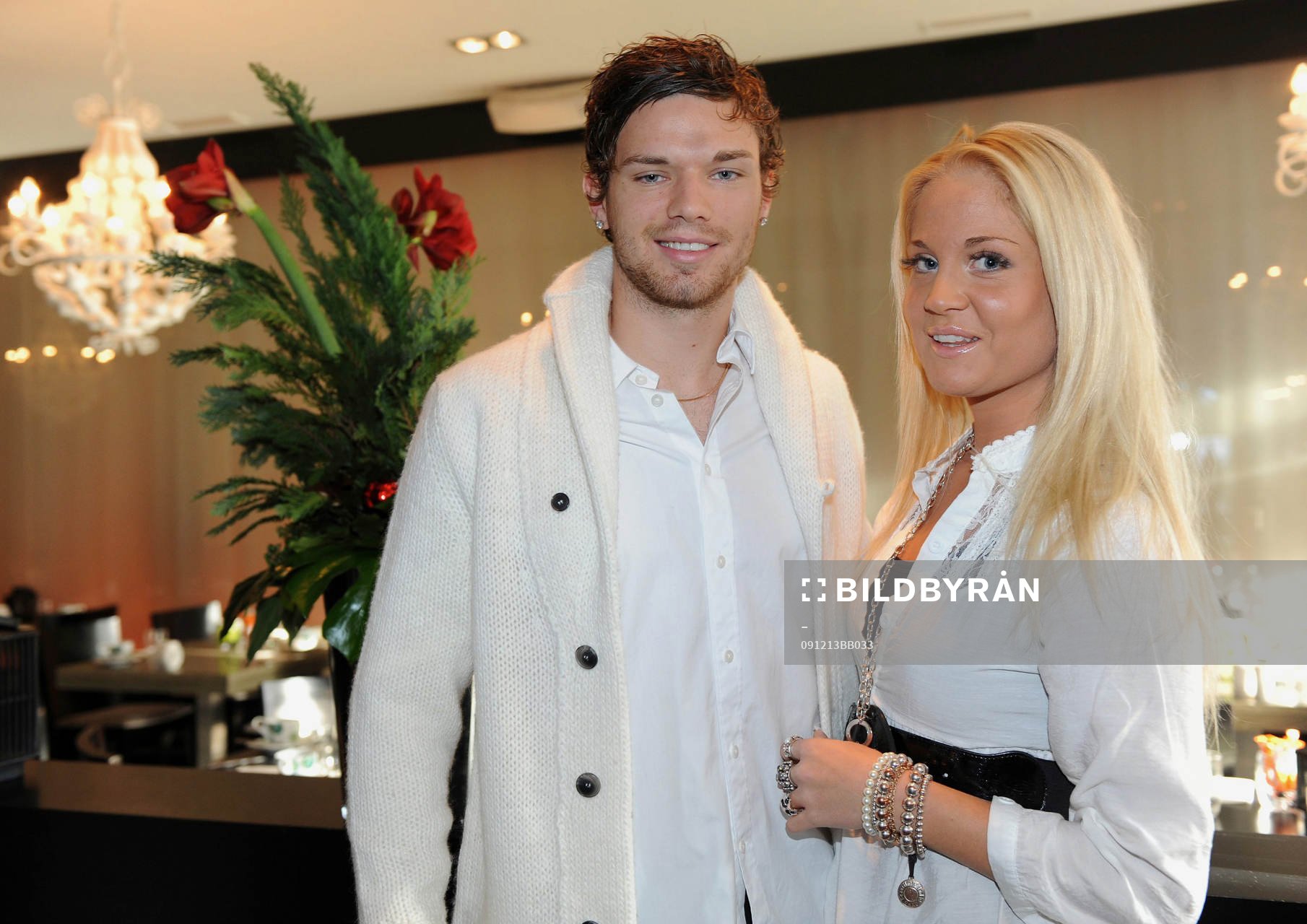 Marcus Berg och frun Josefine äter julbord med laget på