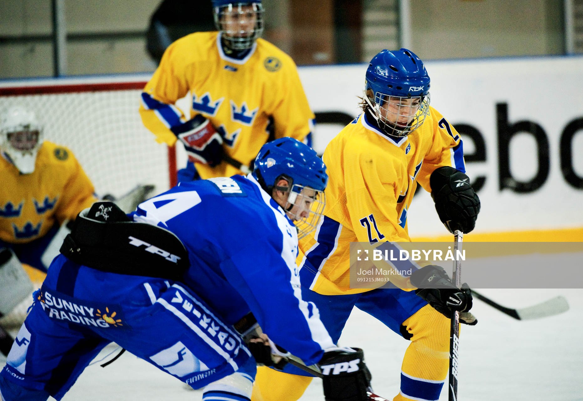 Elias Lindholm, Sverige, kämpar om pucken