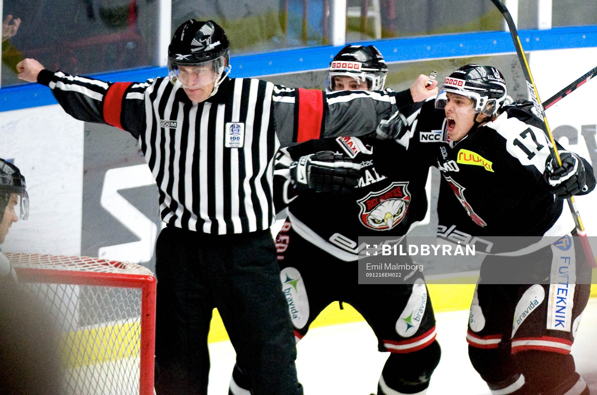 Domaren dömer bort Malmös mål och dömer straff. Lucas