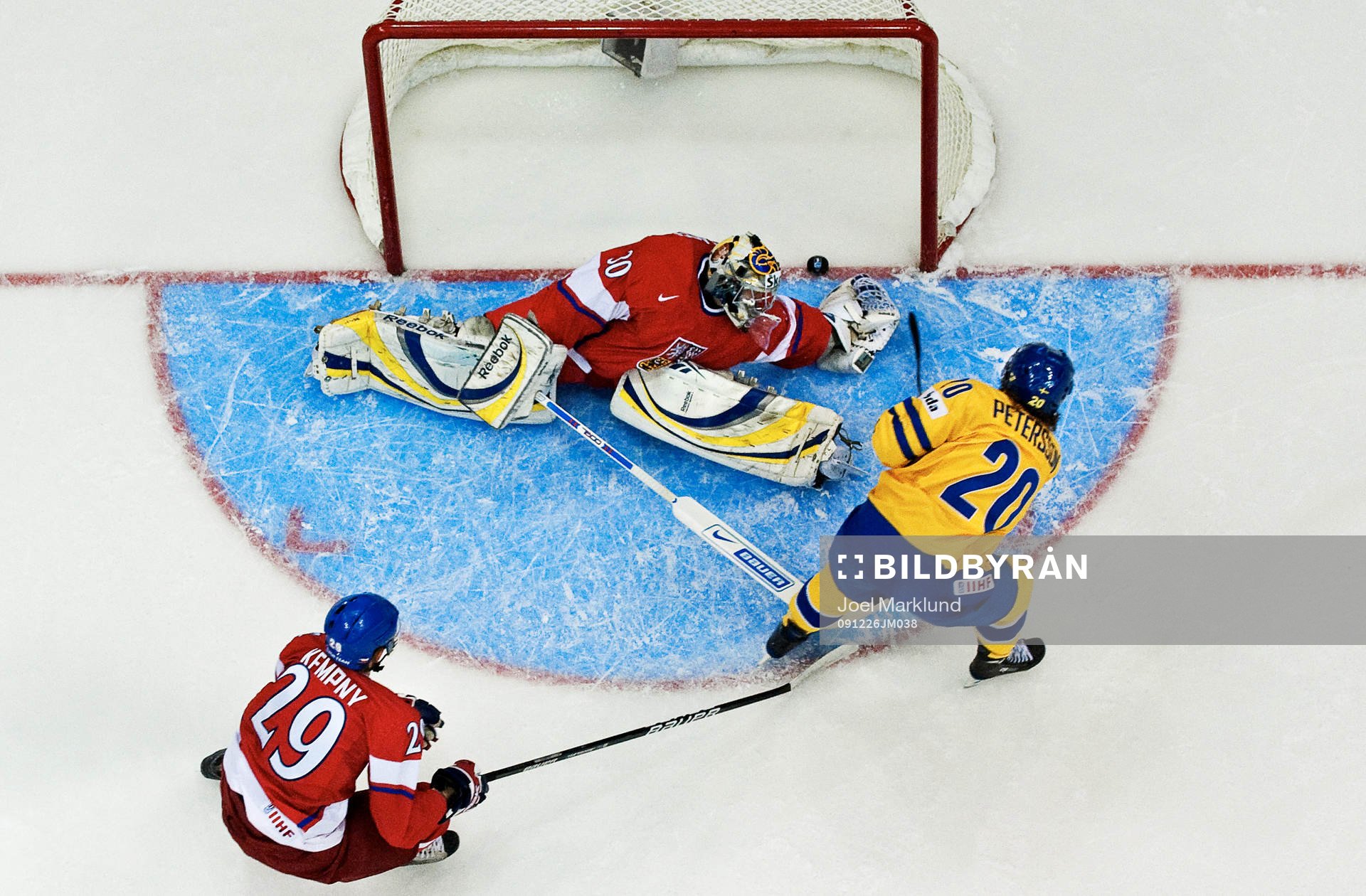 André Petersson, Sverige, gör 0-1 bakom Jakub Sedlacek,