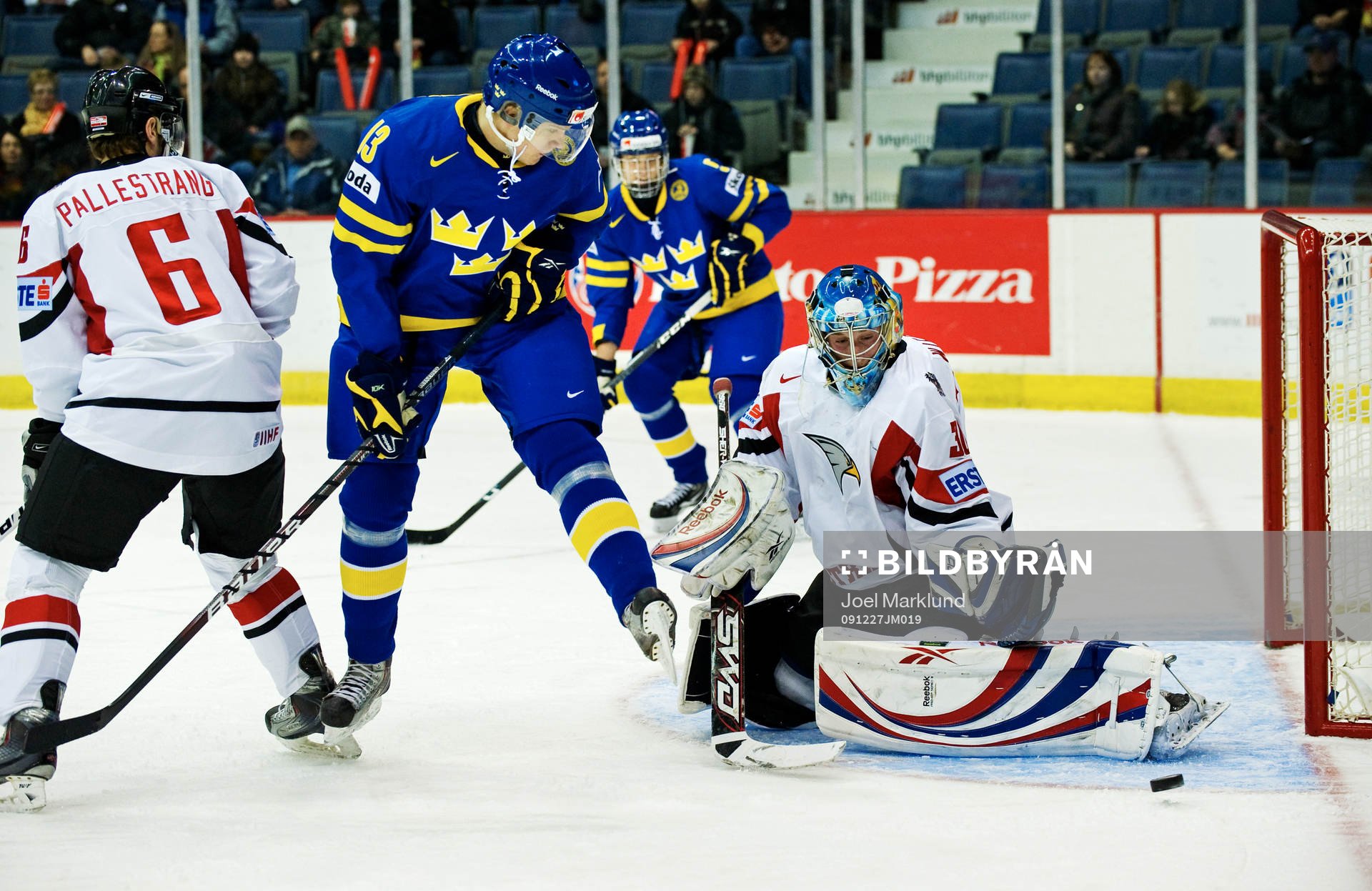 Jakob Silfverberg, Sverige, är nära att göra mål på