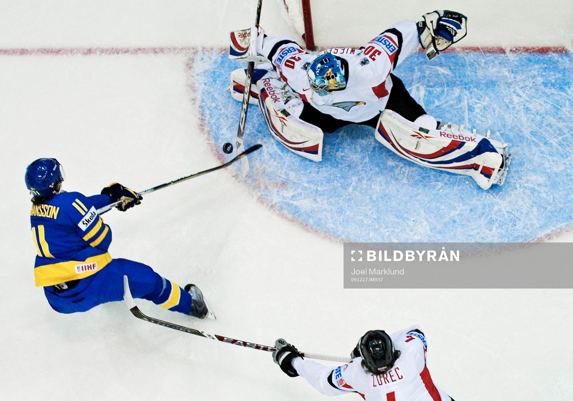 Marcus Johansson, Sverige, skjuter mot Marco Wieser,