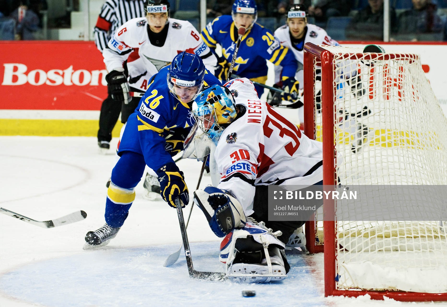Daniel Brodin, Sverige, är nära att trycka in pucken