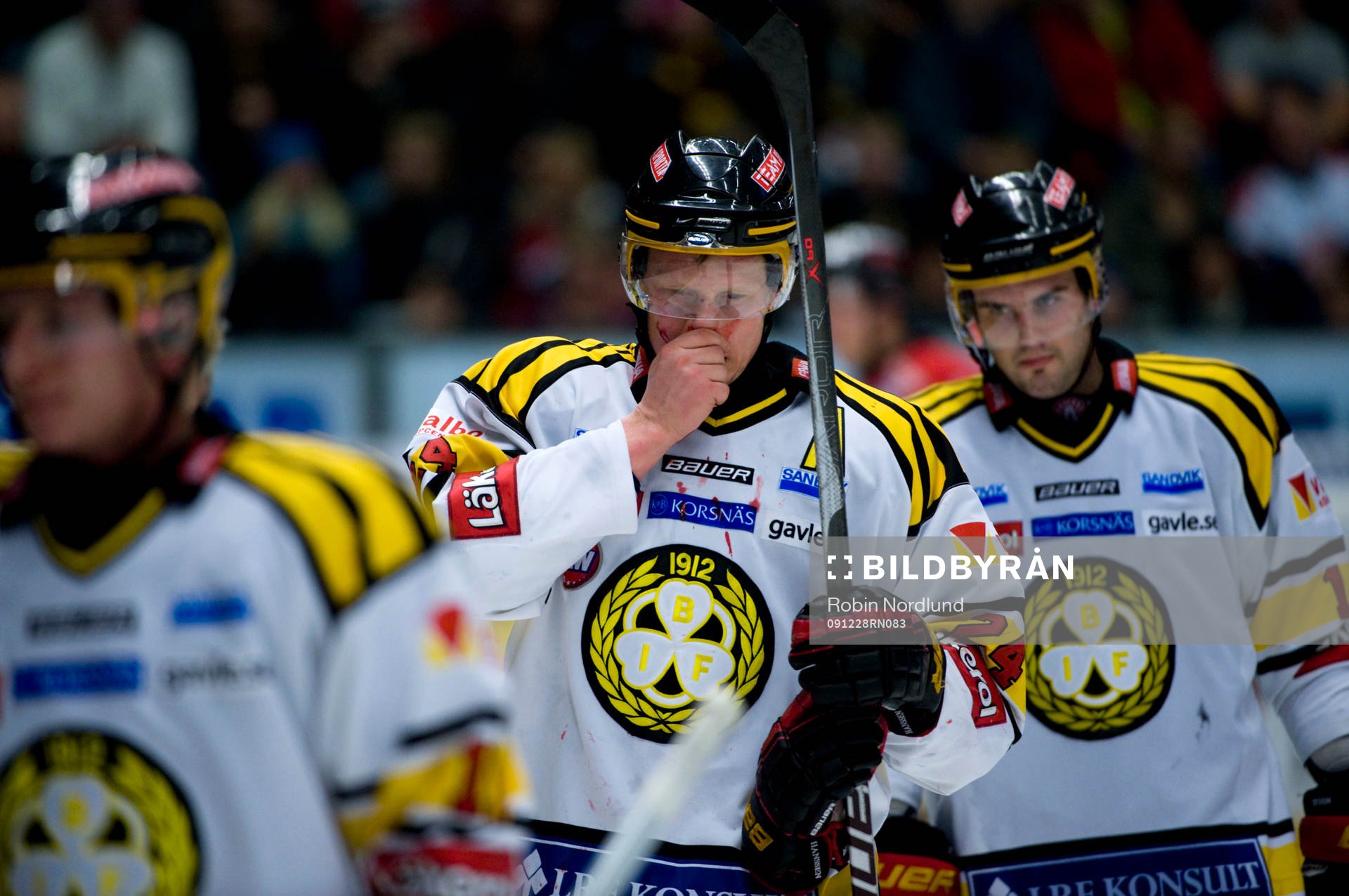 Mads Hansen, Brynäs krossar okbenet, skada, blod