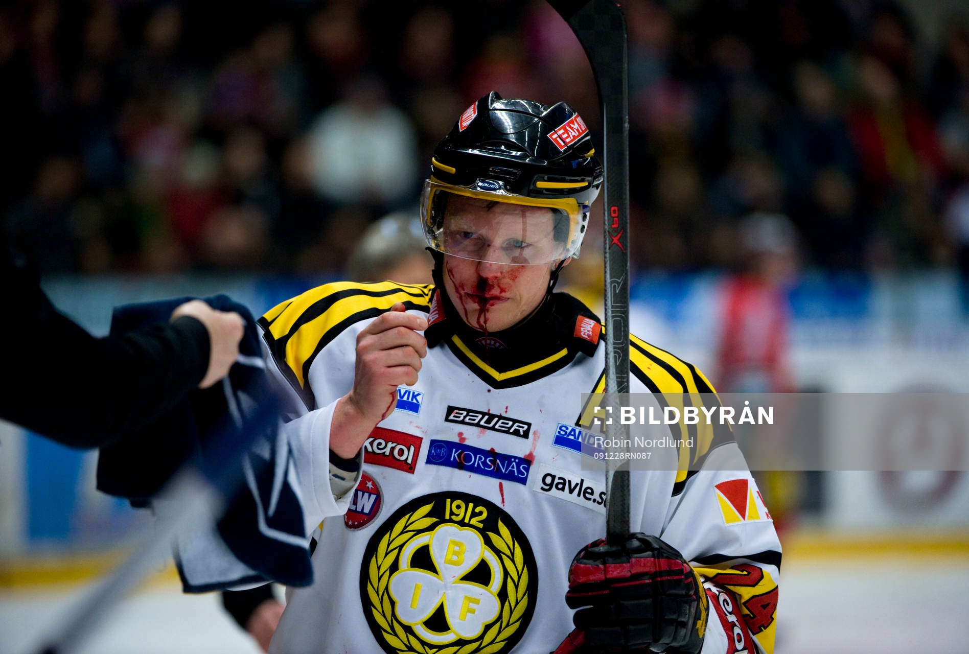 Mads Hansen, Brynäs krossar okbenet, skada, blod