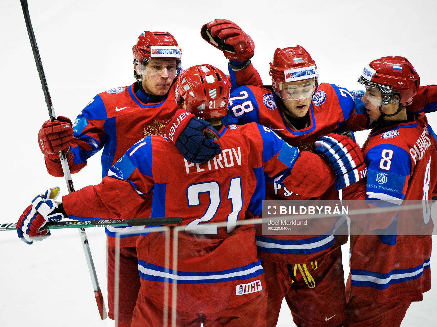 Kirill Petrov, Ryssland, gratuleras till sitt 2-1-mål