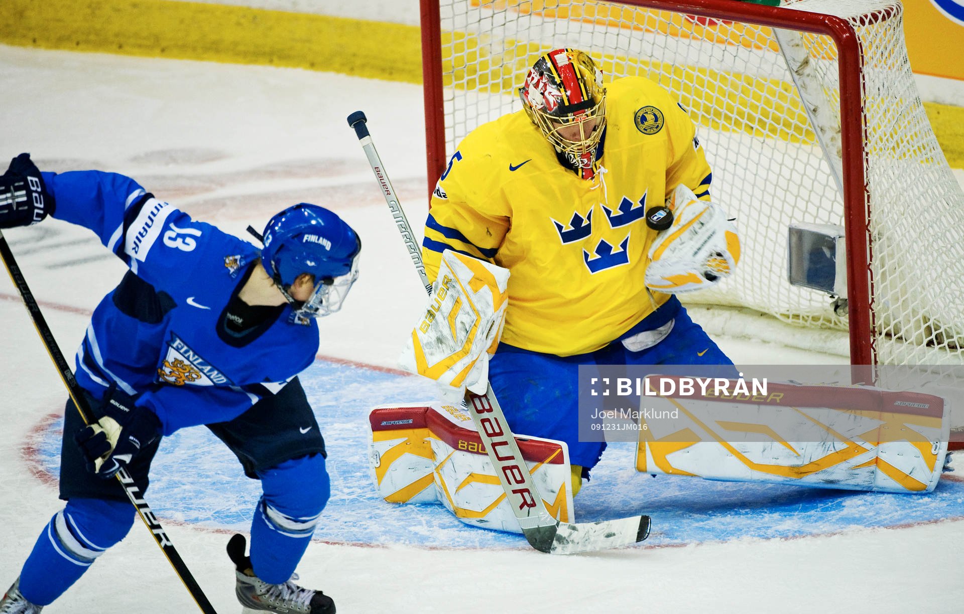 Matias Sointu, Finland, styr ett skott mot Jacob