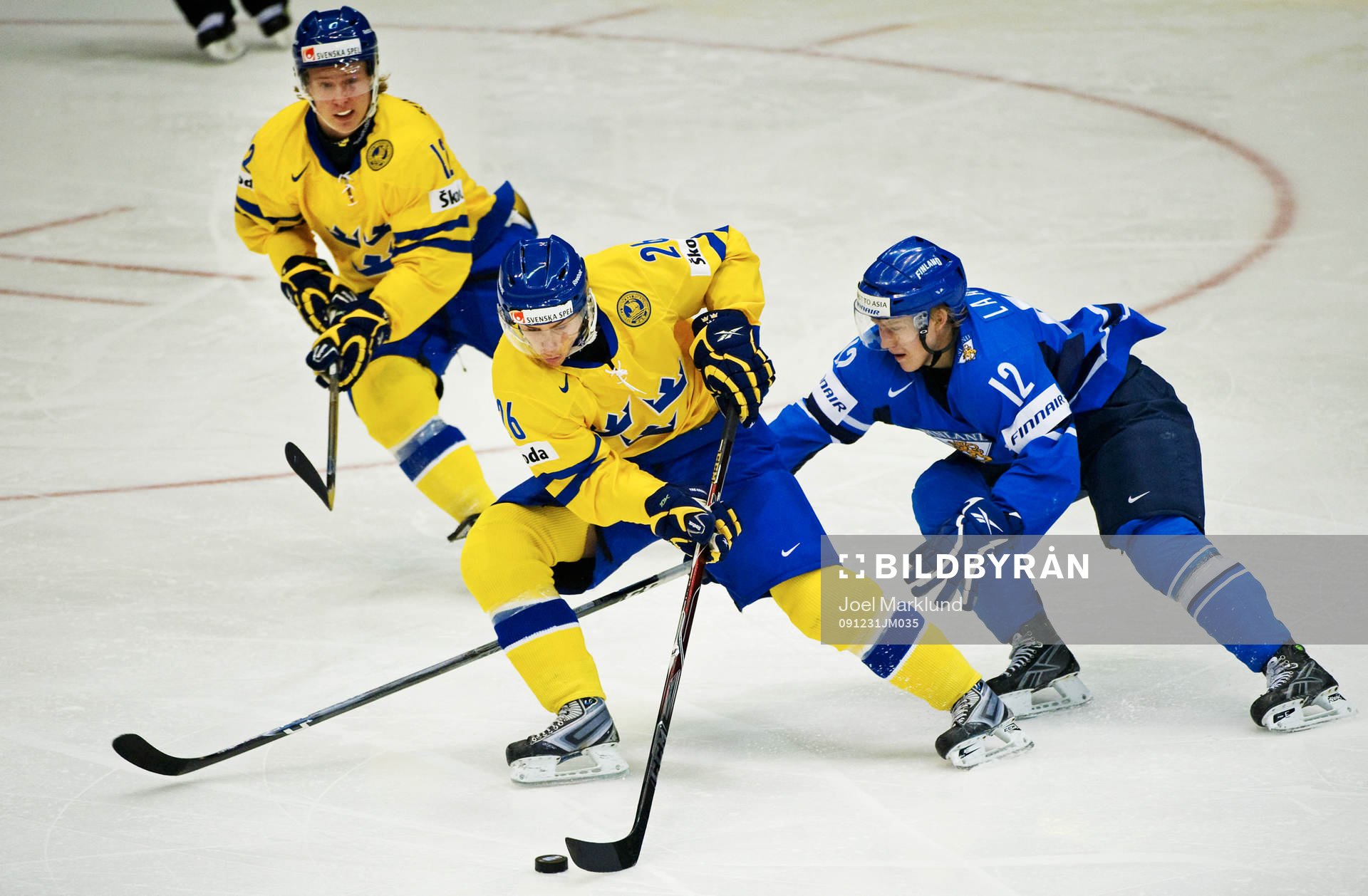 Daniel Brodin, Sverige, kamp om pucken mot Aleksi Laakso,
