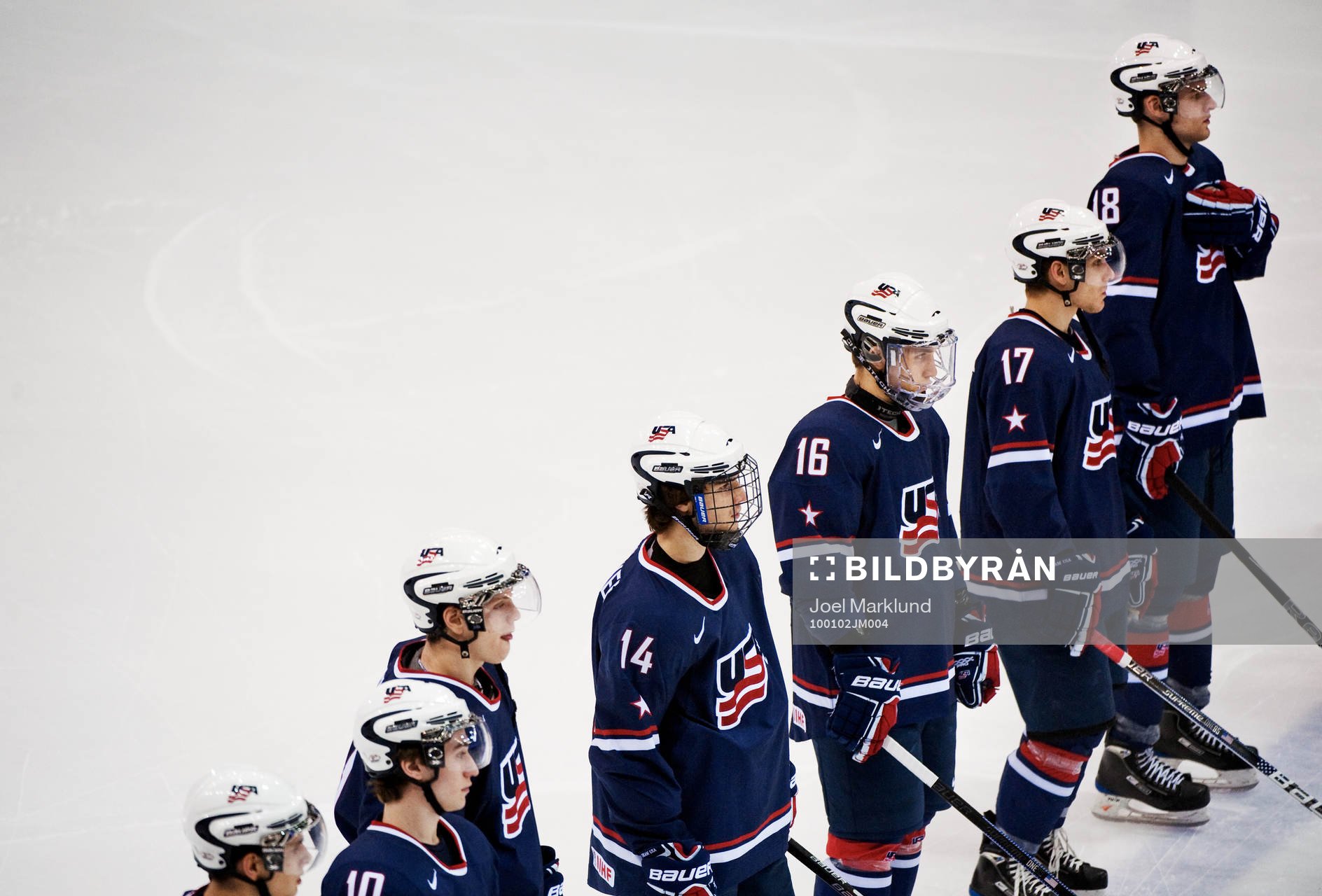 USA:s spelare står uppradade innan matchstart. Line up,