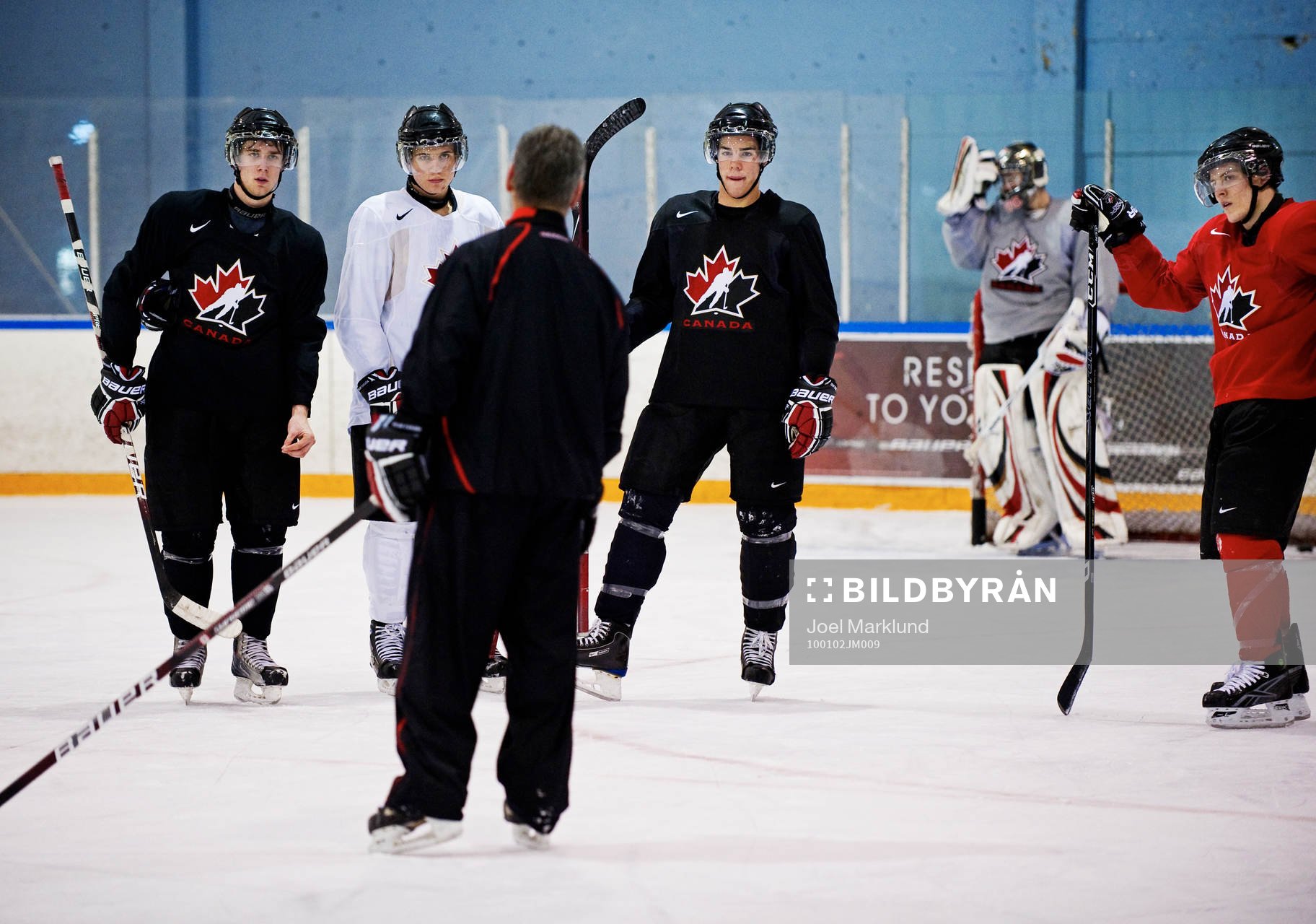 Willie Desjardins, tränare, instruerar sina spelare