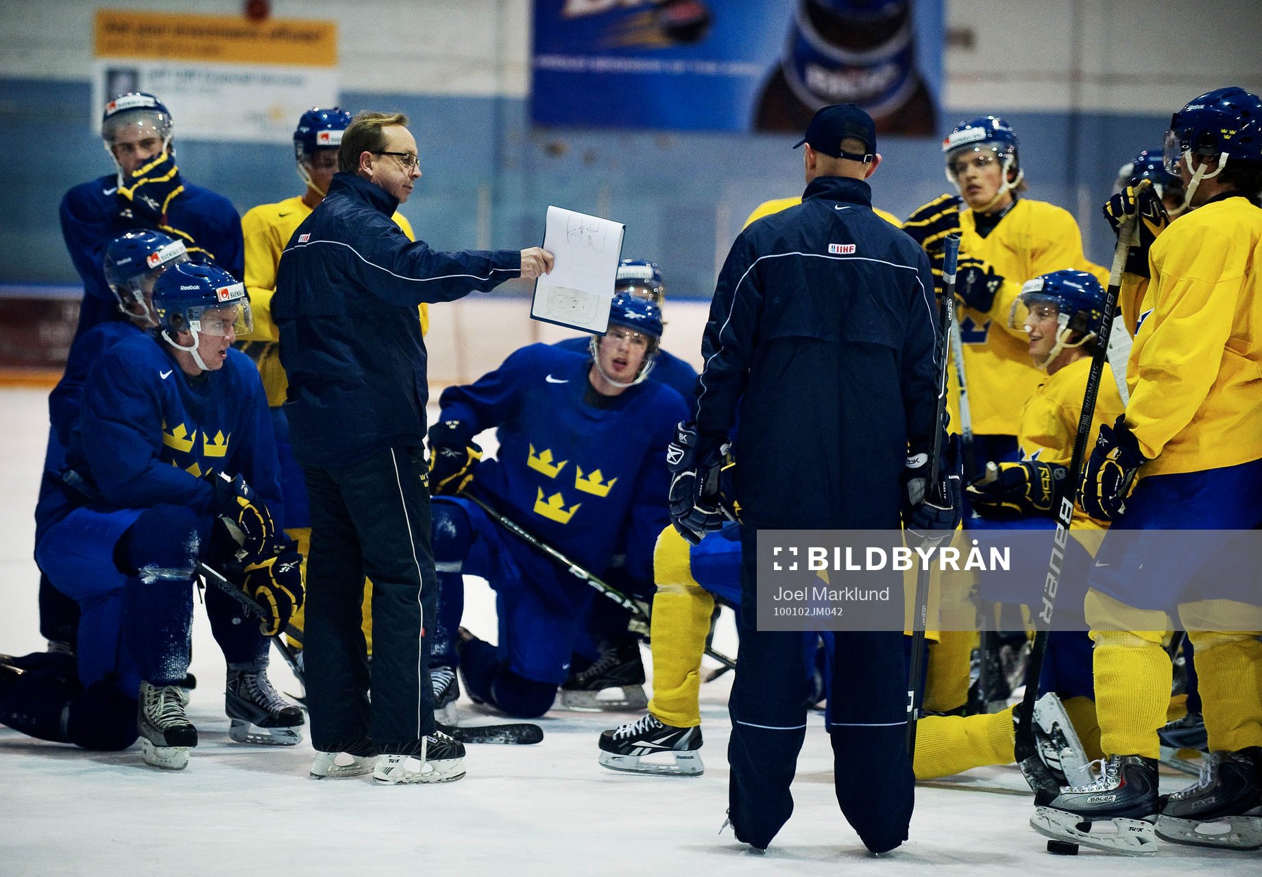 Pär Mårts, tränare, har genomgång med spelarna