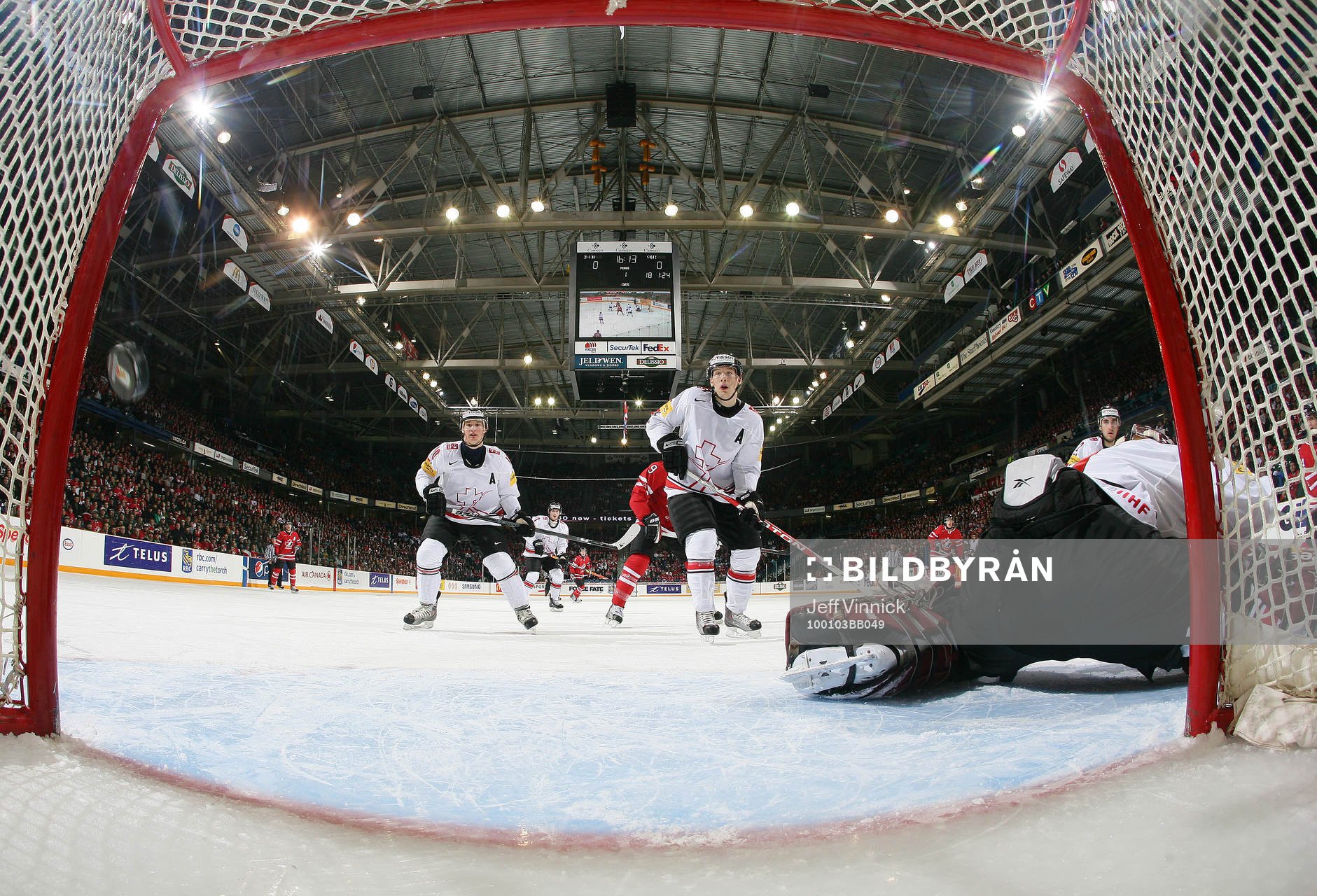 Tristan Scherwey och Patrick Geering, Schweiz, ser pucken