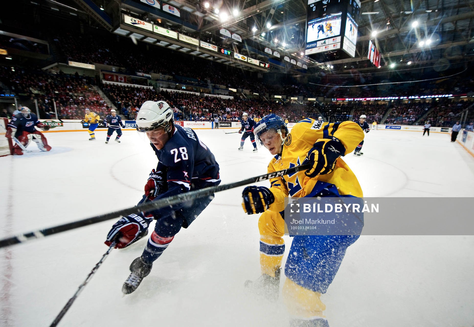 Jake Gardiner, USA, utmanas av Carl Klingberg, Sverige