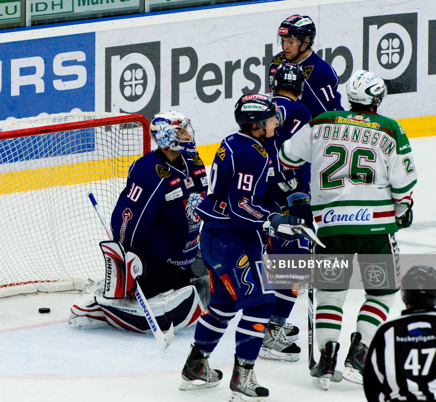 Pucken bakom Fredrik Norrena, målvakt, Linköping
