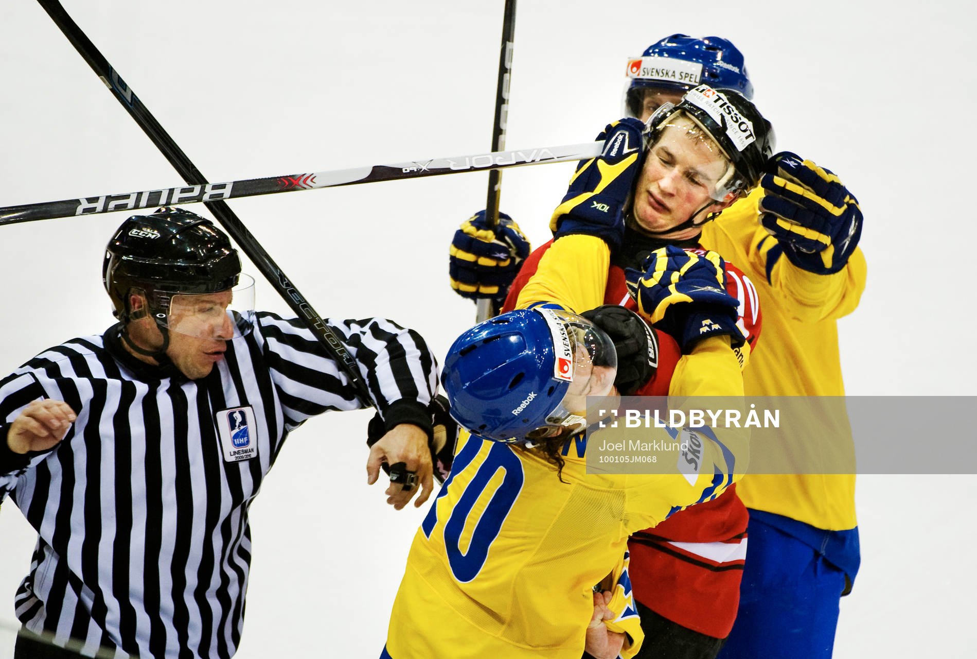 André Petersson, Sverige, ger sig på Tristan Scherwey,
