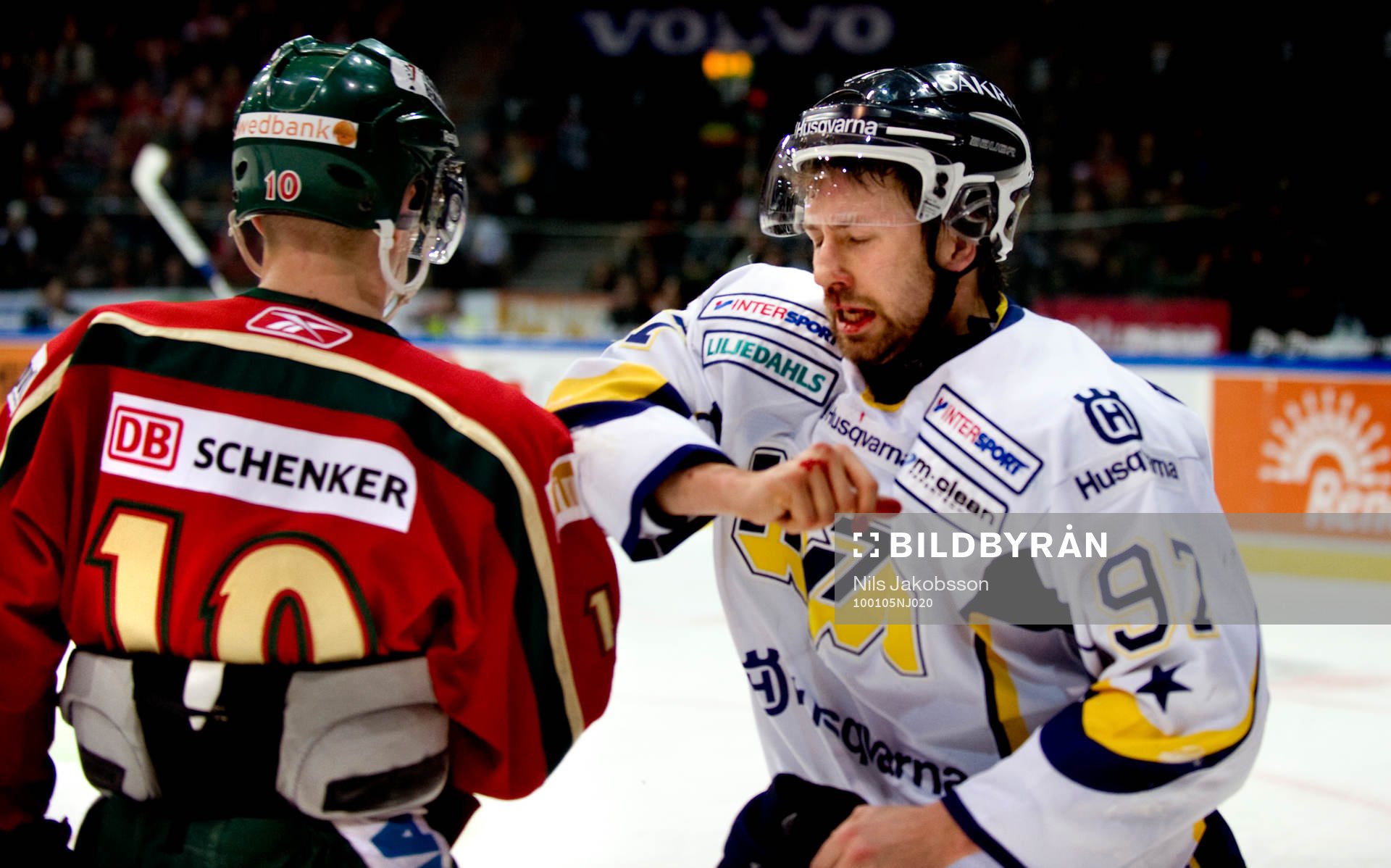 Per Ledin, HV71, har blivit tacklad och ger en armbåge