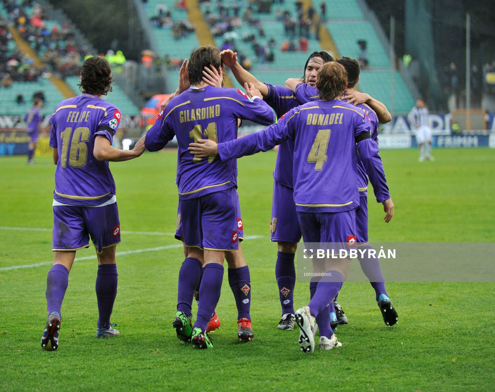  Glädje och jubel i Fiorentina efter mål av Gilardano.