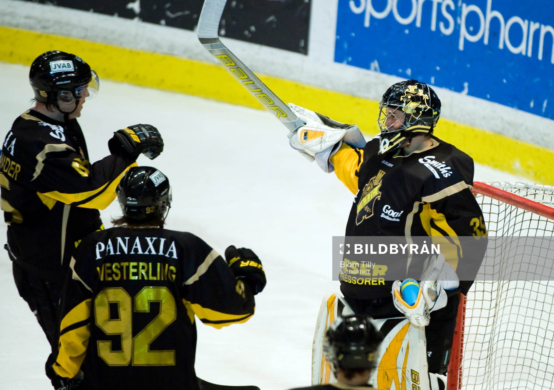 Joakim Strandberg, målvakt, AIK gratuleras