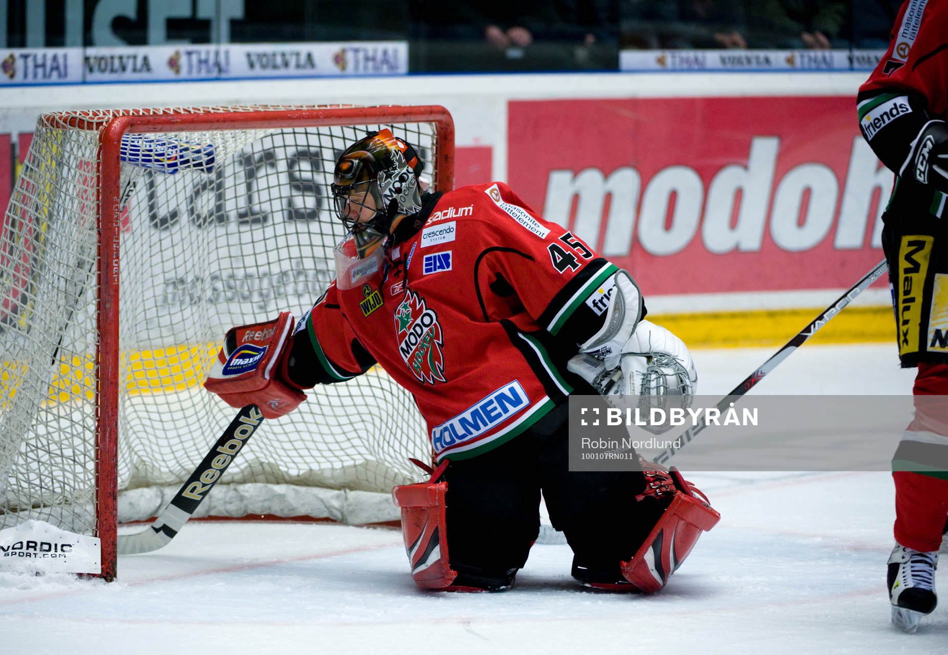 Roman Malek, Målvakt Modo gräver fram pucken i målet