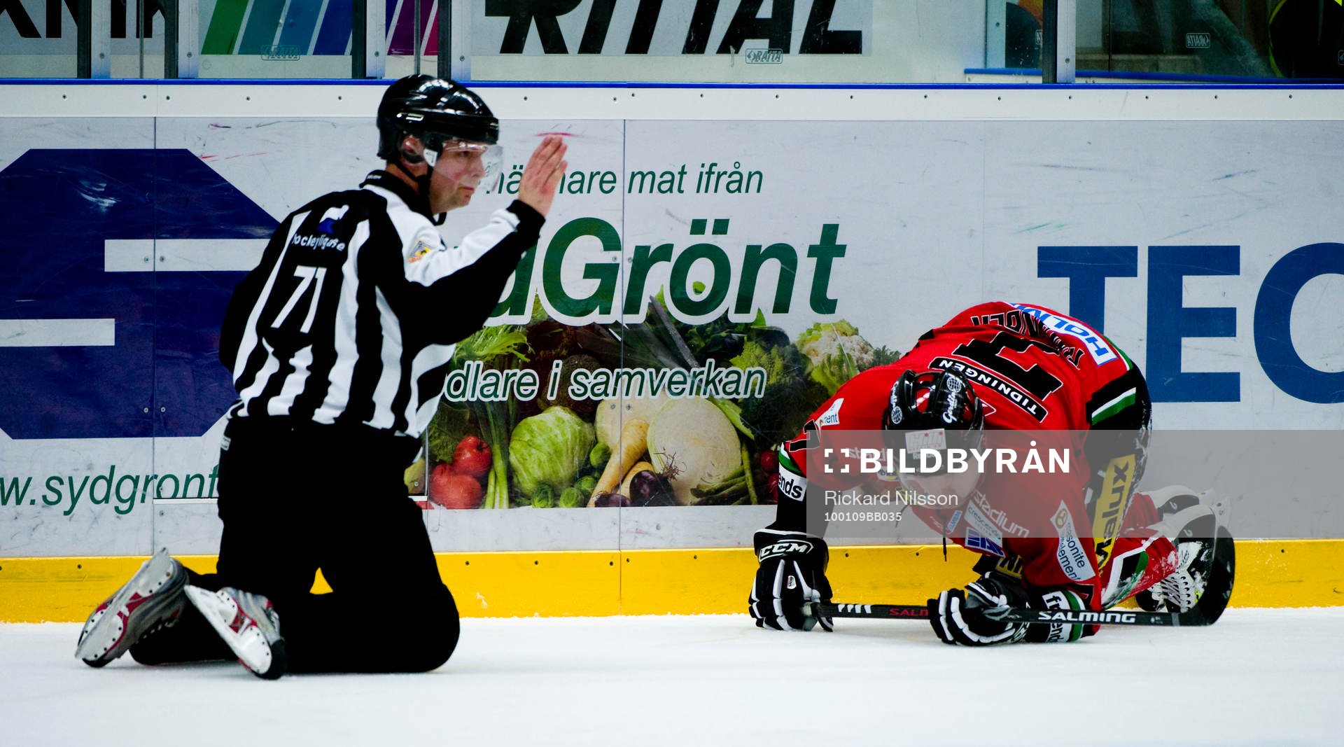 Mattias Timander, Modo och linjedomare ligger på knä