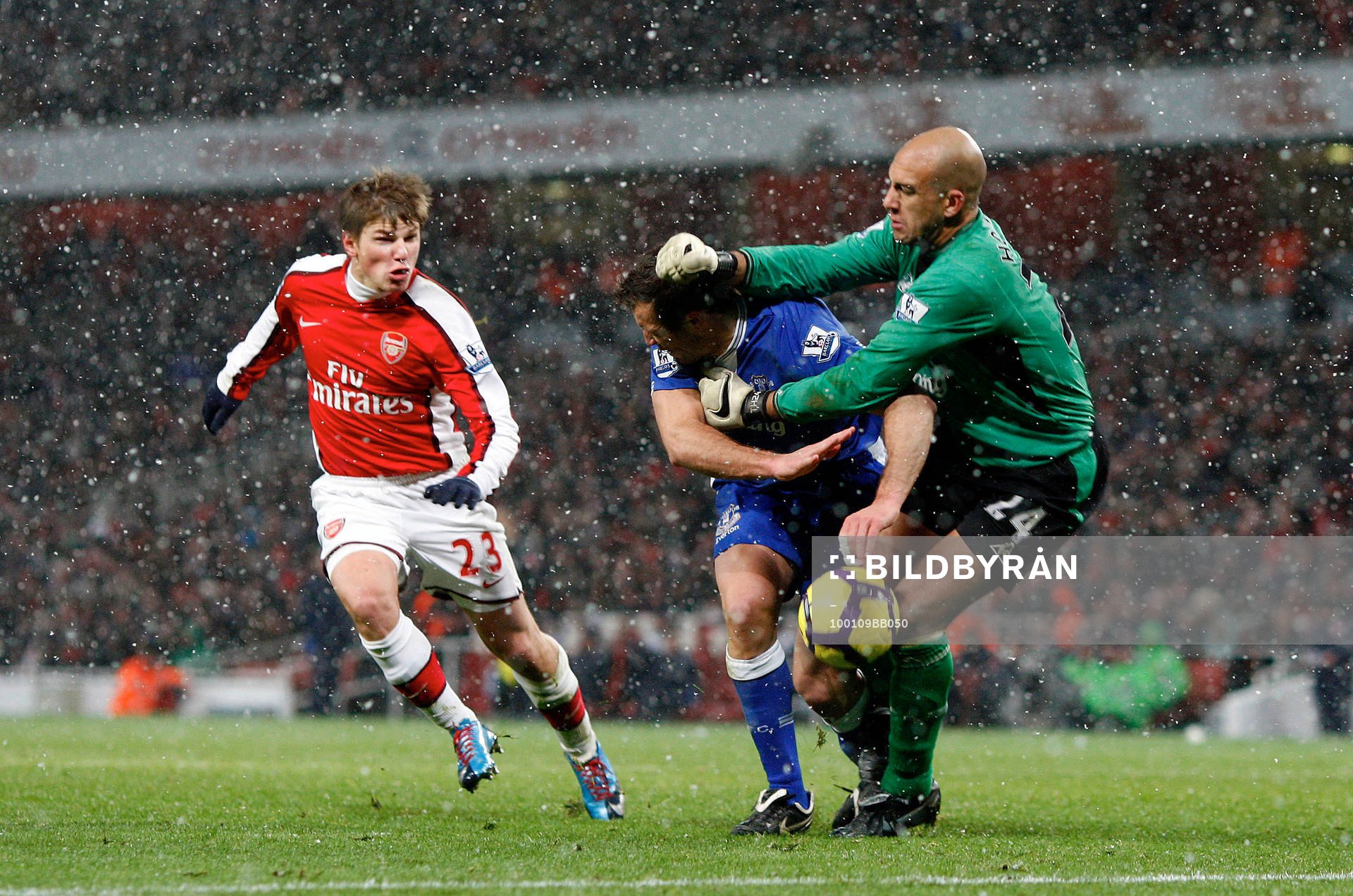 Lucas Neill dundrar in i Tim Howard, målvakt, Everton.