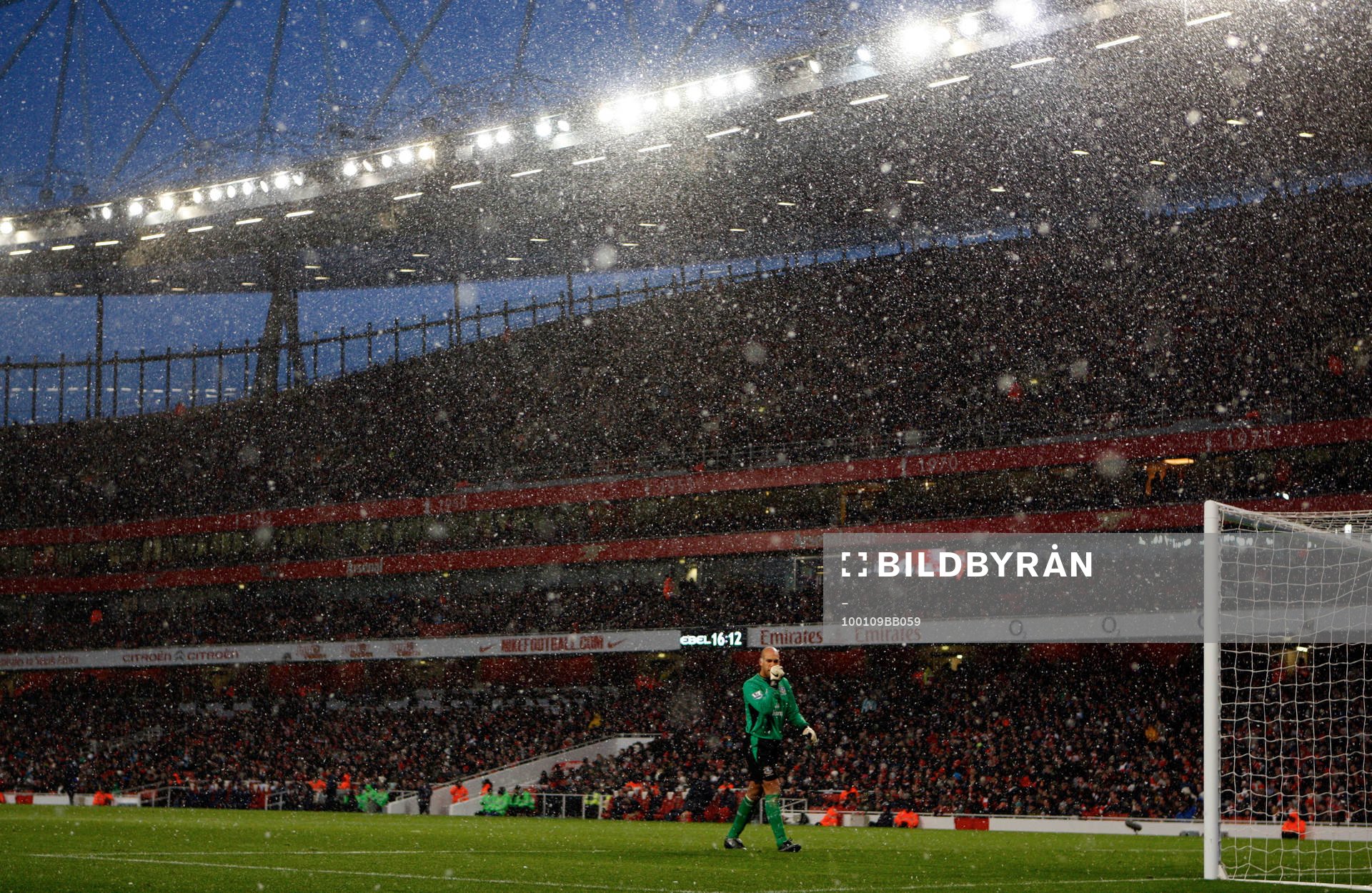  Snön faller över Emirates Stadium och Tim Howard, målvakt, Everton.