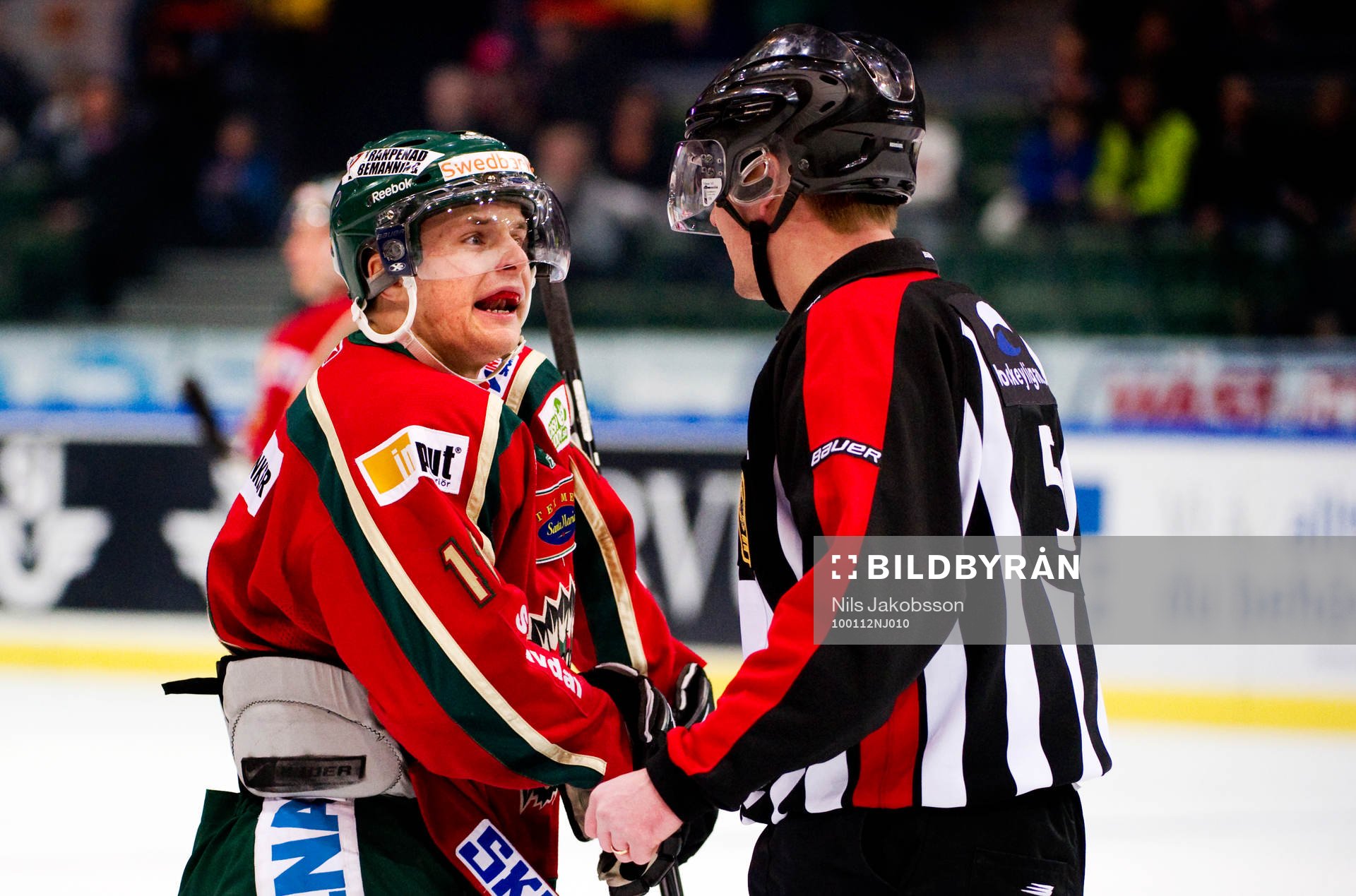 Fredrik Pettersson, Frölunda, i samspråk med domare