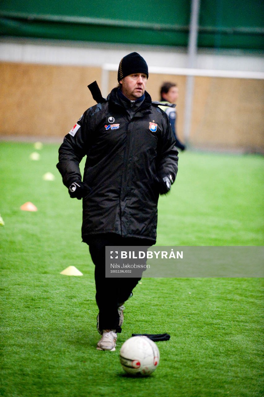 Fotboll, superettan, Örgryte tränar i Delsjöhallen i
