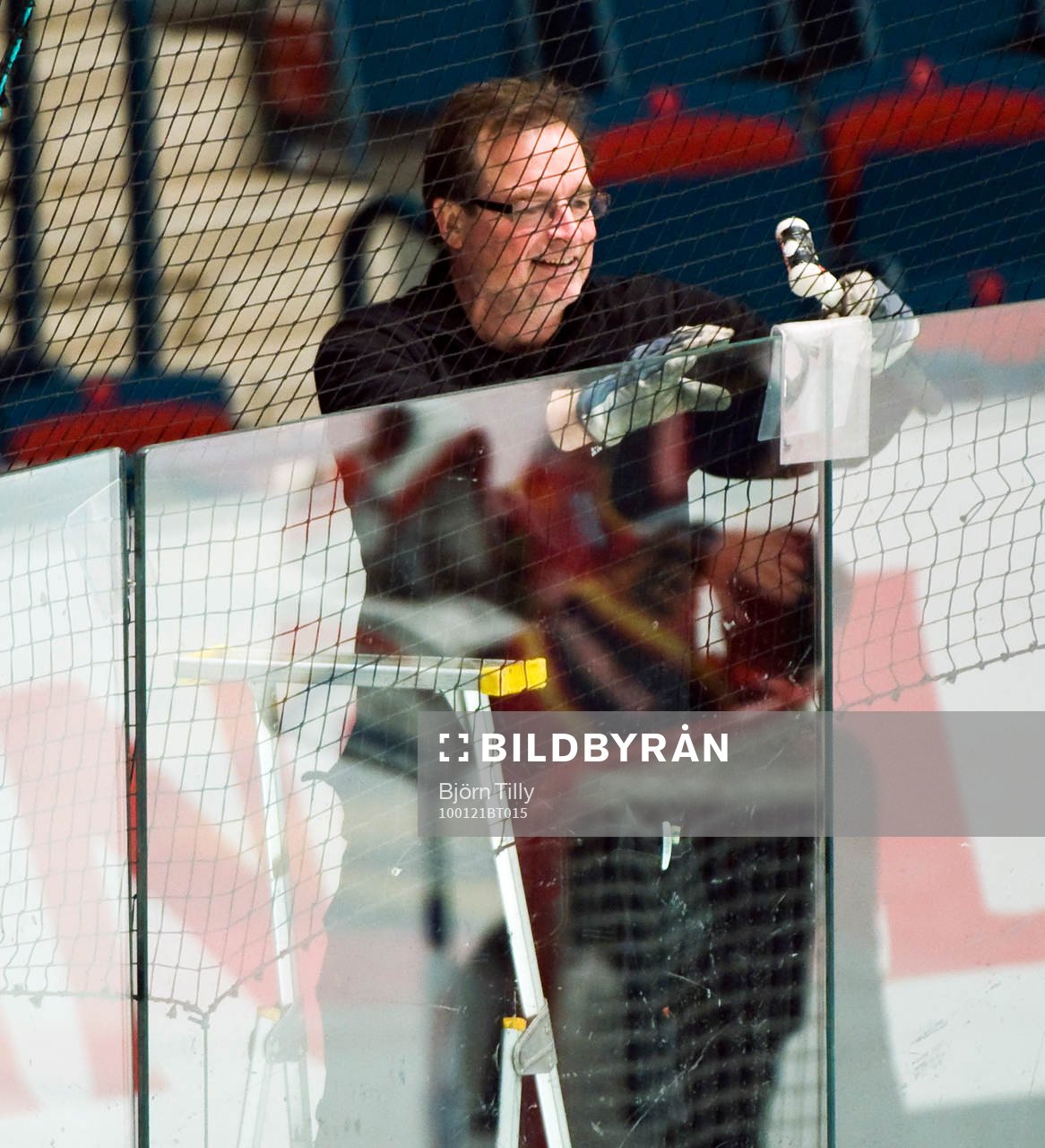 Vaktmästare lagar plexiglaset
