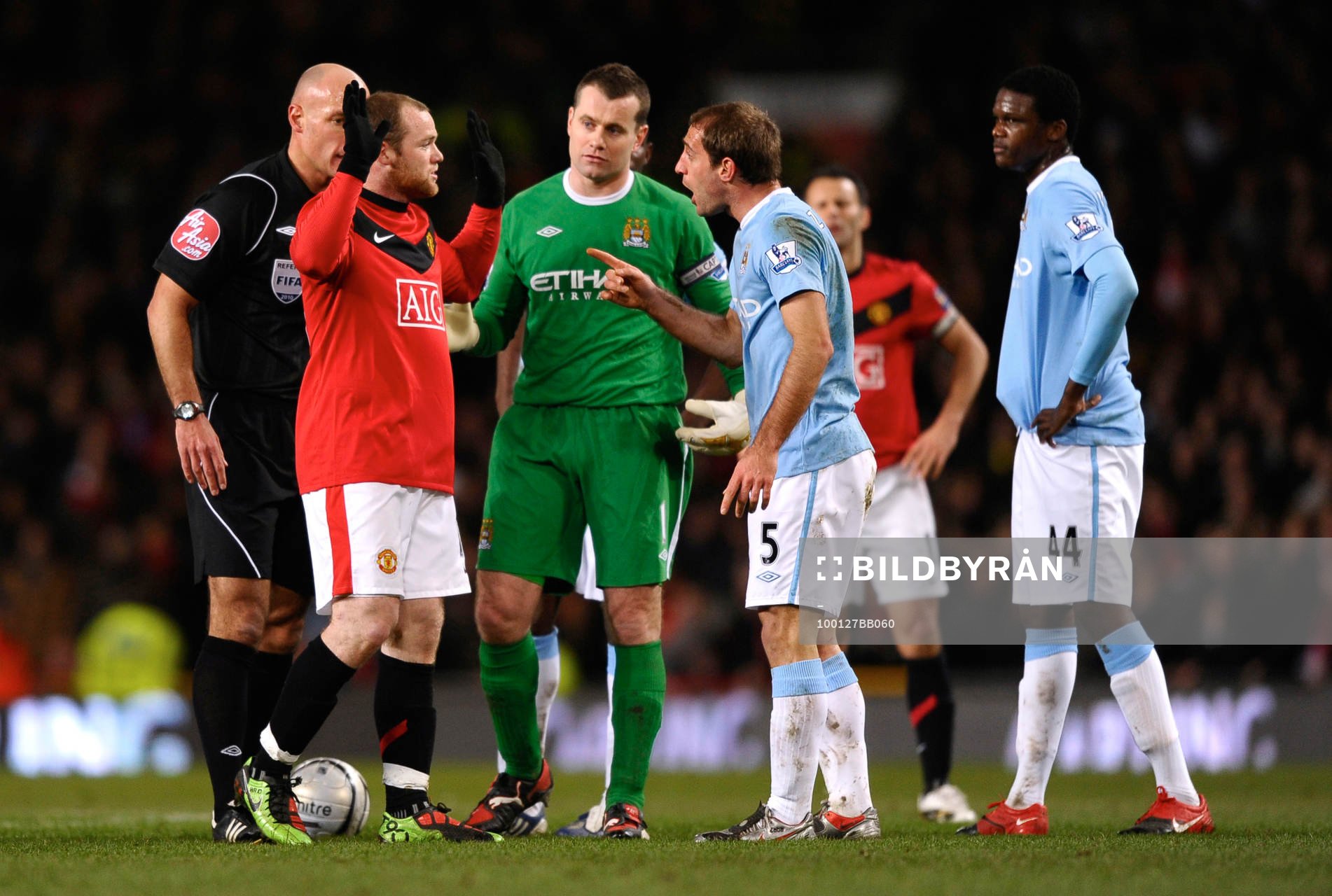  Wayne Rooney, Manchester United, och Pablo Zabaleta, Manchester City i dispyt efter tackling.