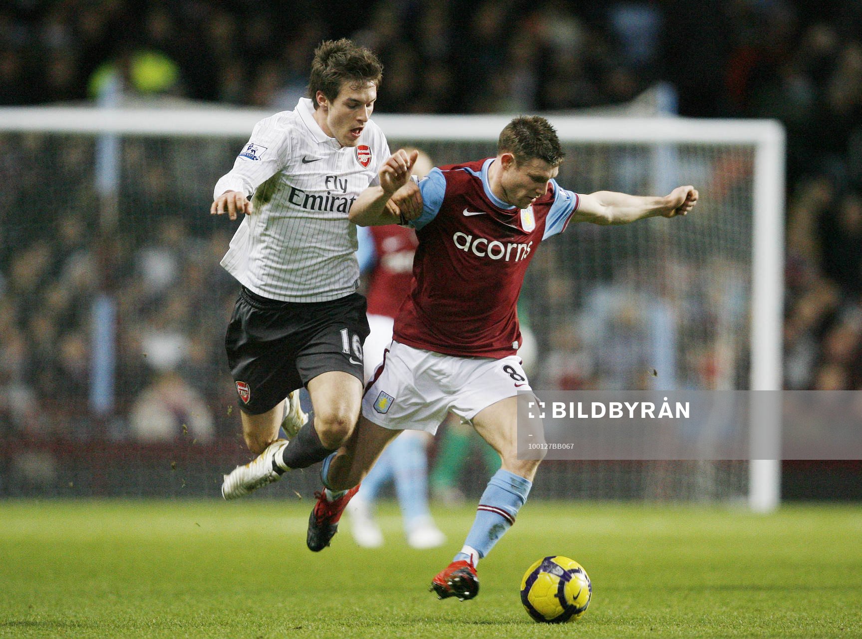  James Milner, Aston Villa och Aaron Ramsey, Arsenal i närkamp.