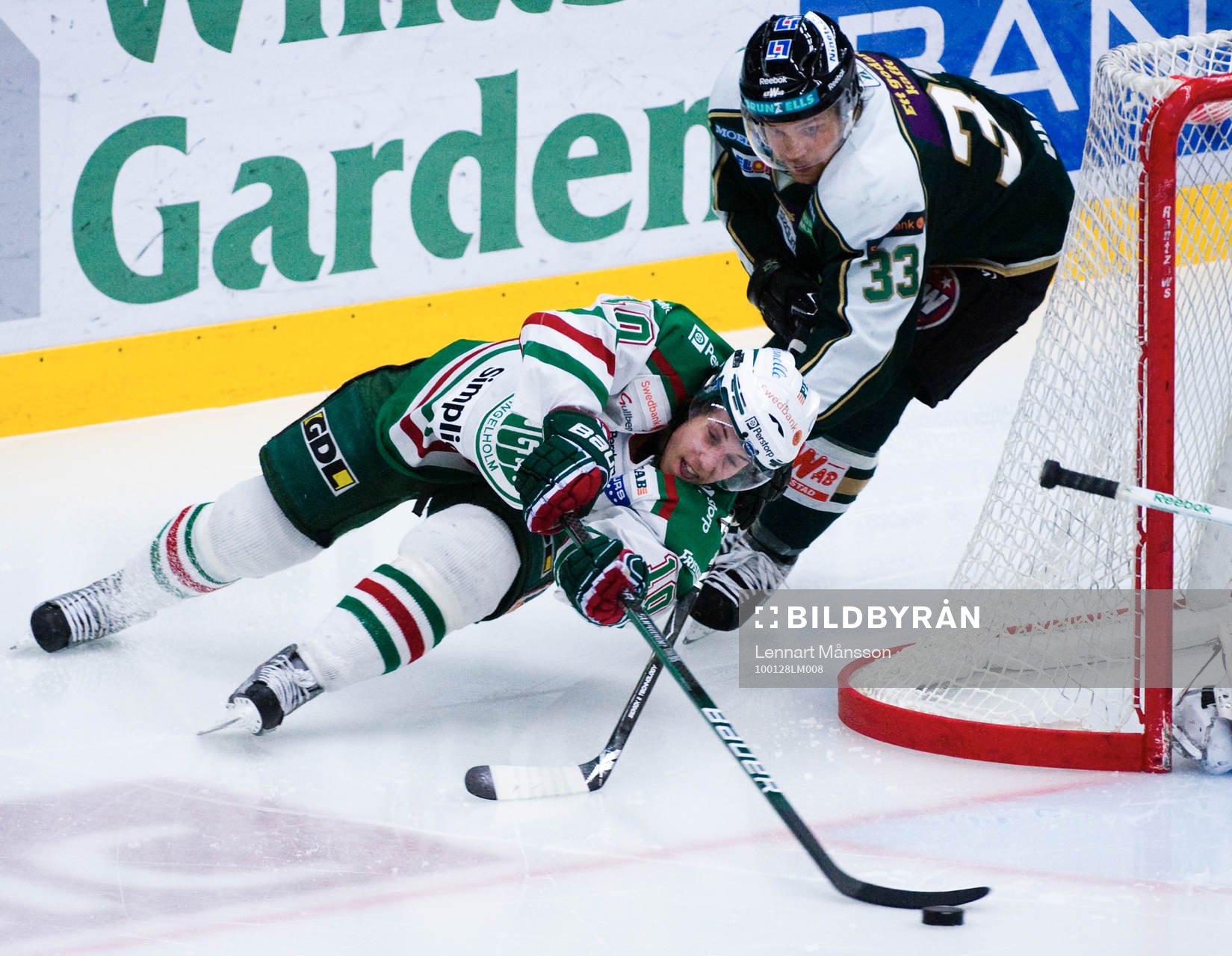 Ari Vallin, Färjestad, drar ner  Mario Kempe, Rögle