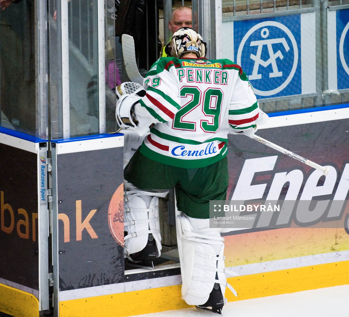 Jürgen Penker, målvakt, lämnar isen