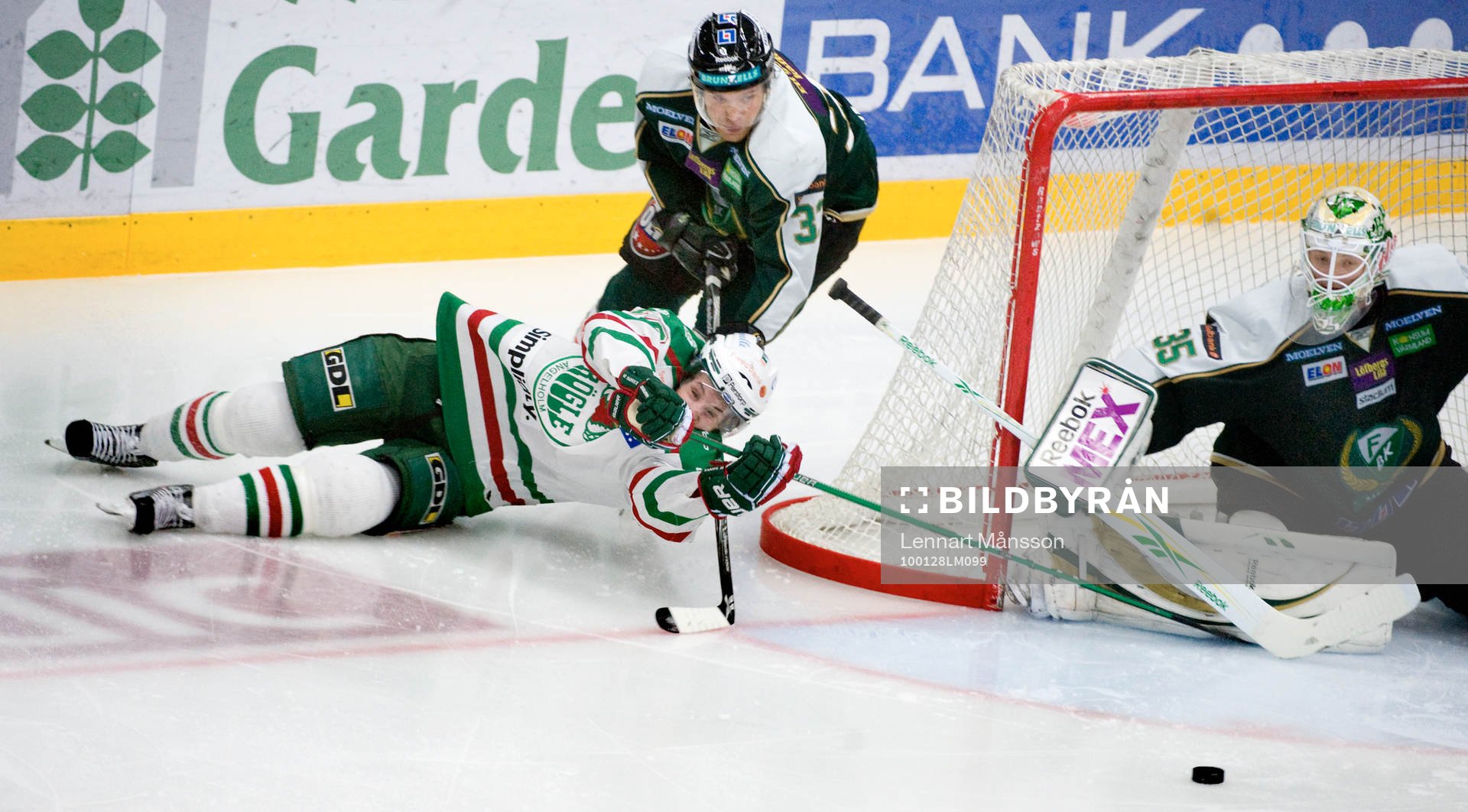 Ari Vallin, Färjestad, drar ner Mario Kempe, Rögle