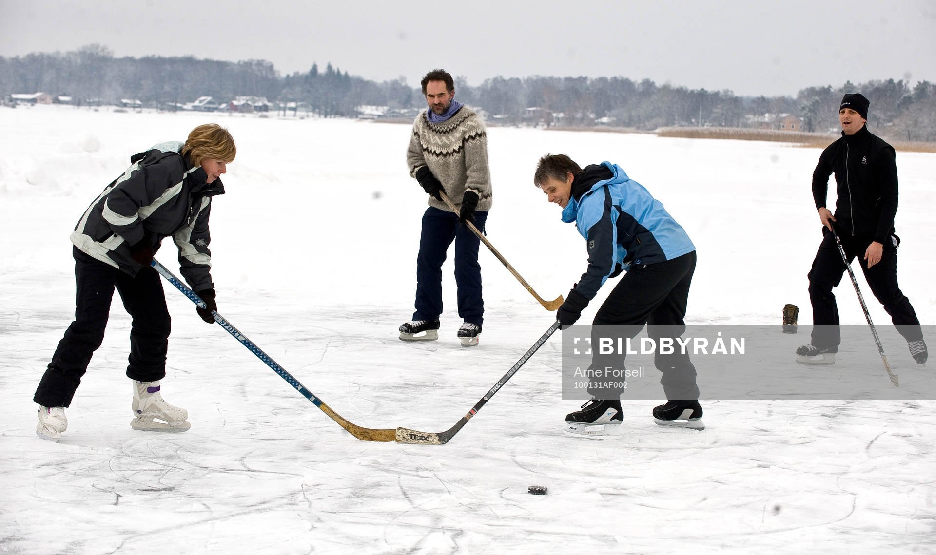 Spontan ishockey vid Björkviken. Tyska besökarna Gabriela
