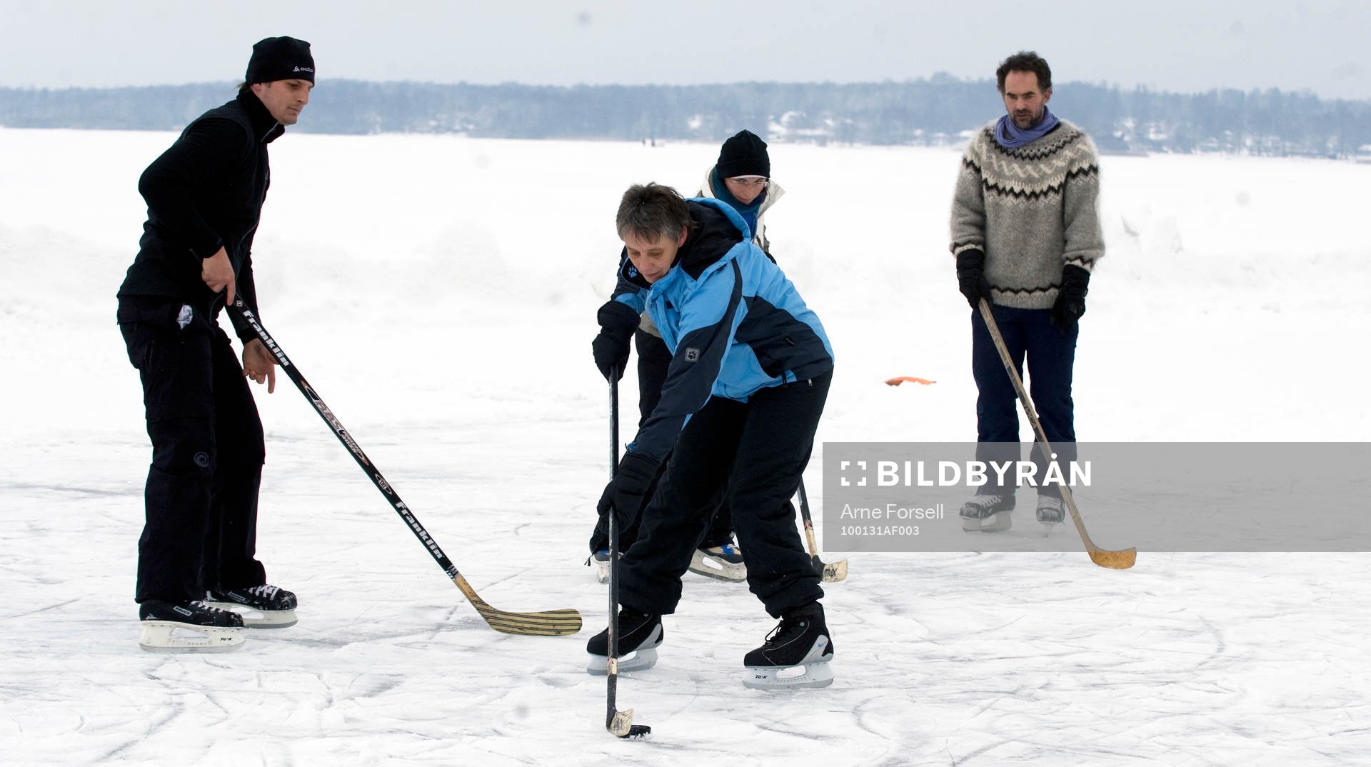 Spontan ishockey vid Björkviken. Tyska besökarna Nils