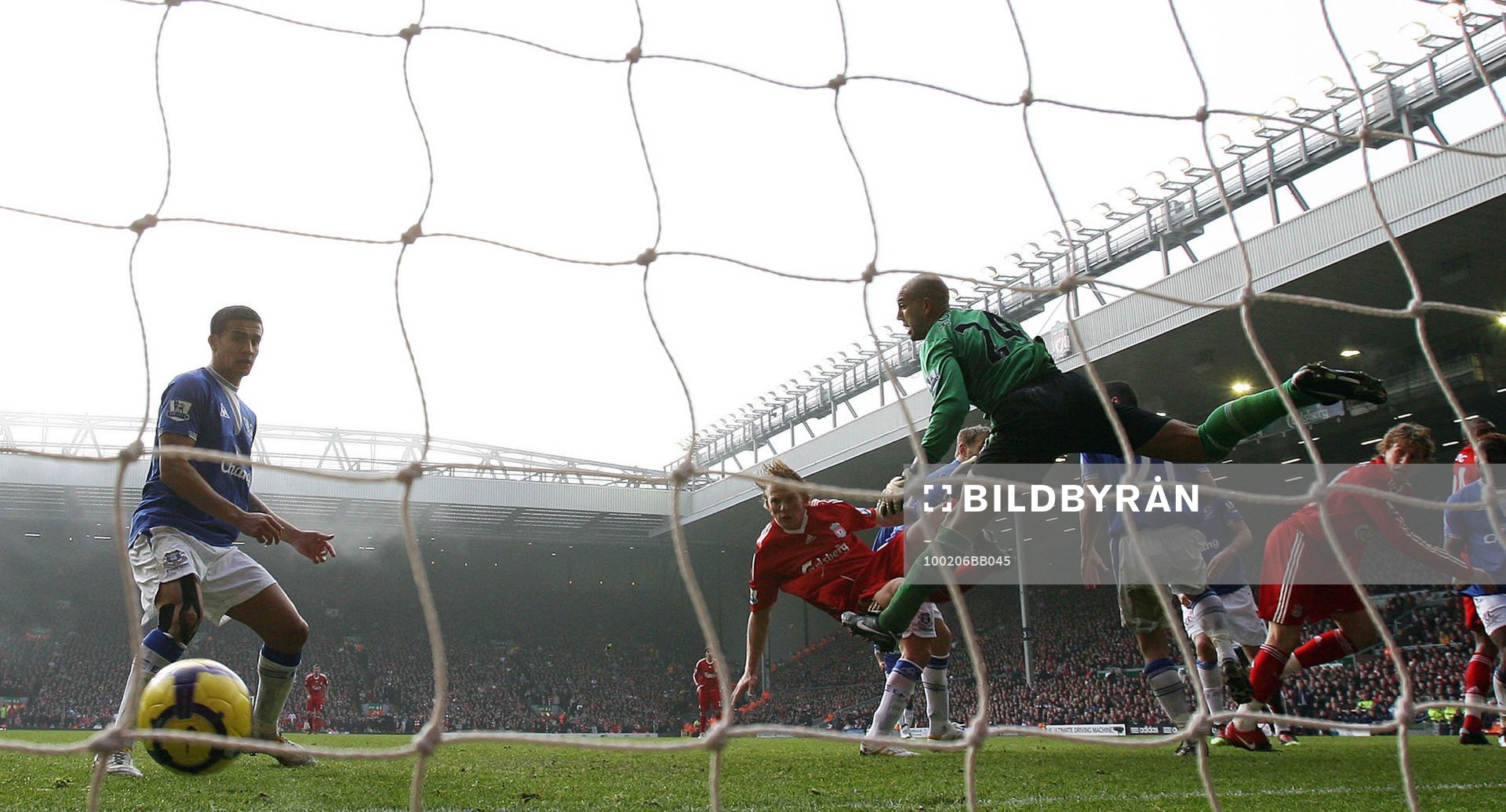 Dirk Kuyt, gör 1-0 till Liverpool