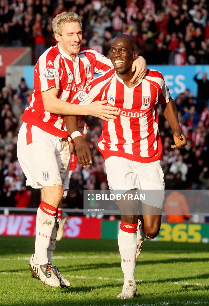  Liam Lawrence och Mamady Sidibe, Stoke. (Jubel)