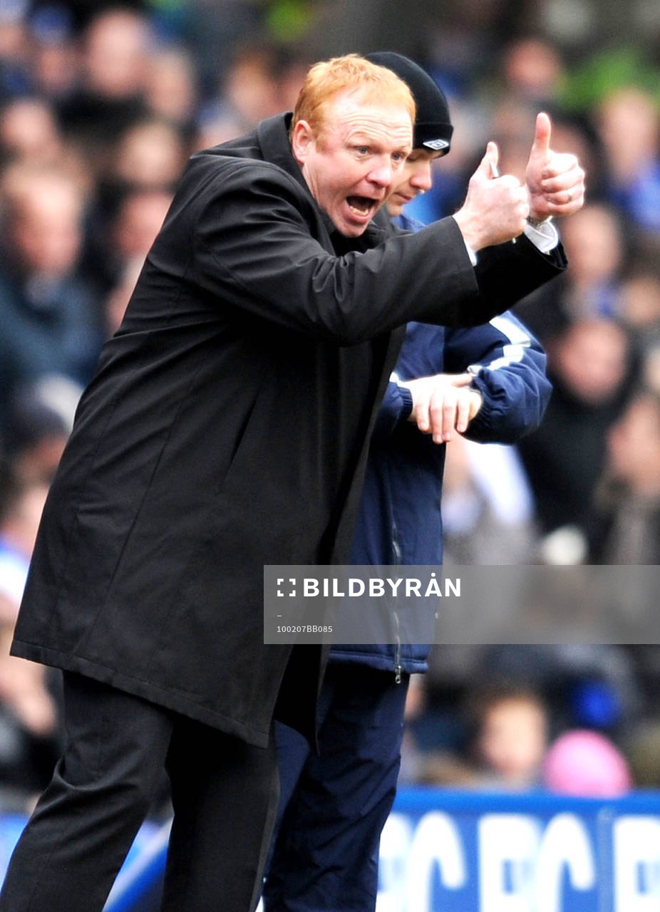 Alex McLeish, tränare, ger tummen upp